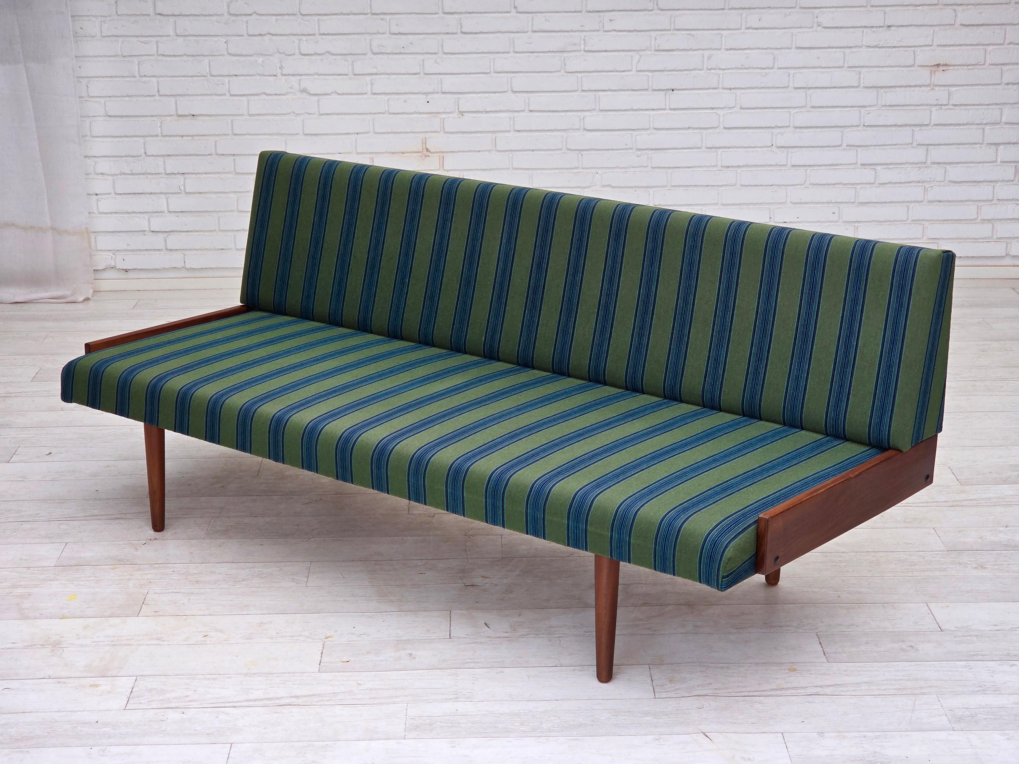 1970s, Danish daybed, furniture wool, solid teak wood, original condition. For Sale 4