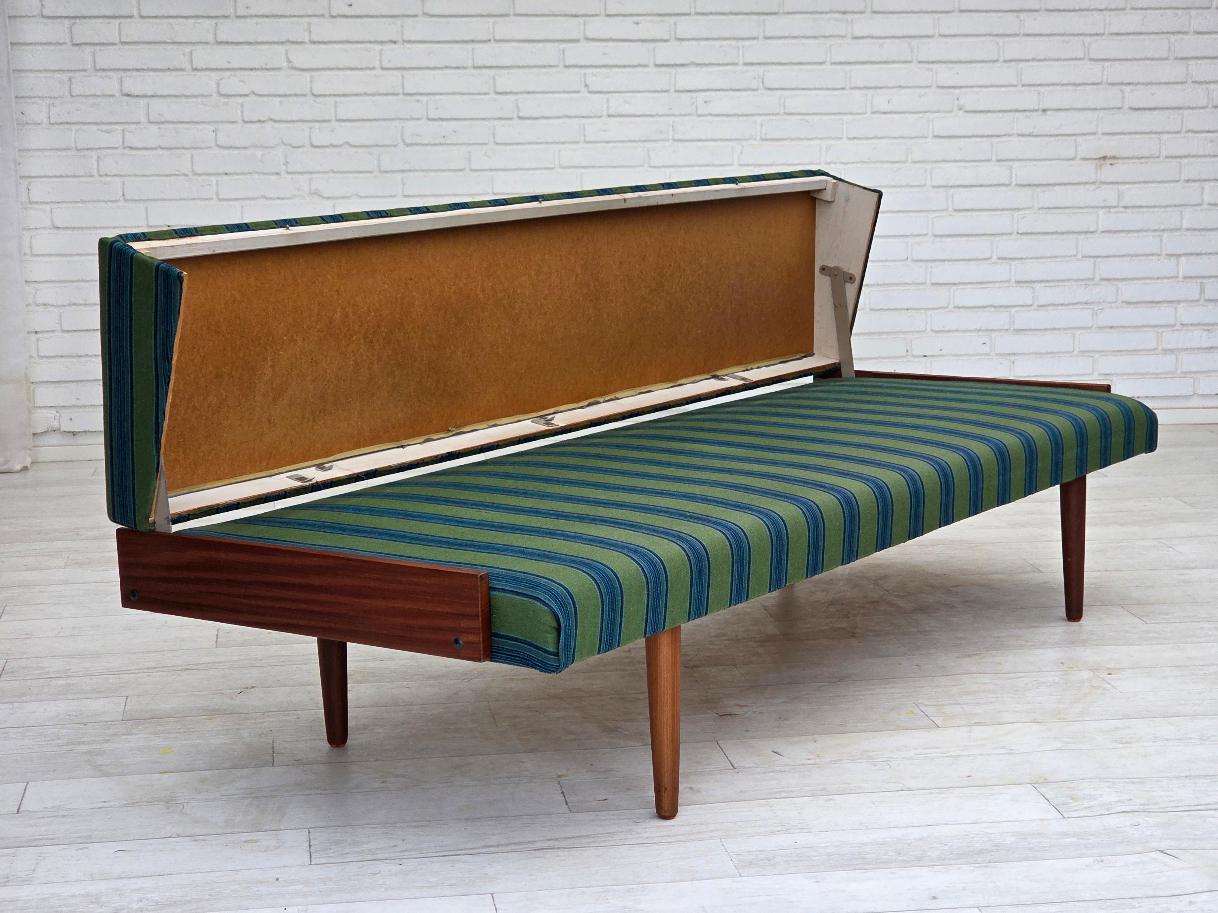 1970s, Danish daybed, furniture wool, solid teak wood, original condition. For Sale 11