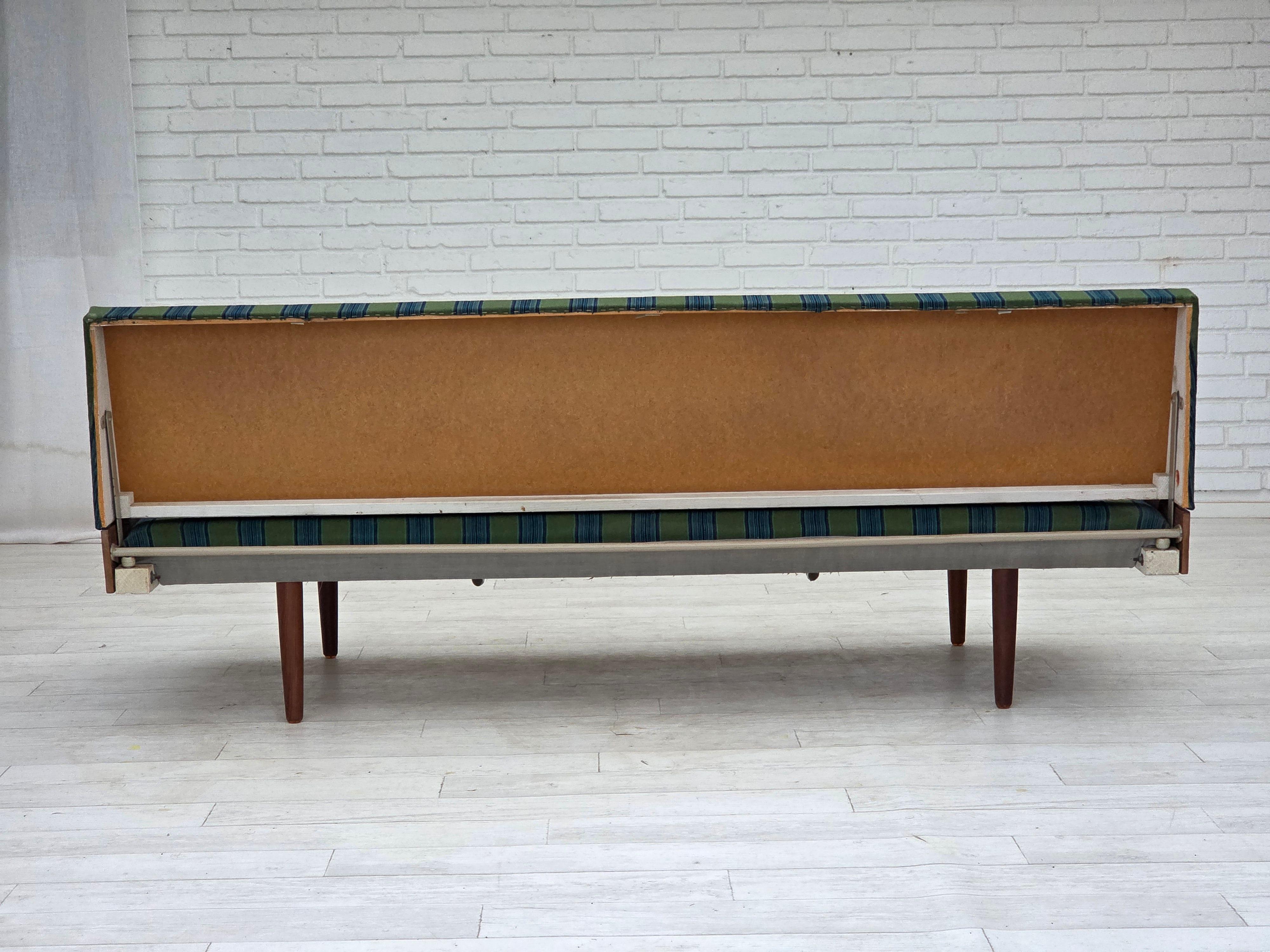 1970s, Danish daybed, furniture wool, solid teak wood, original condition. For Sale 2