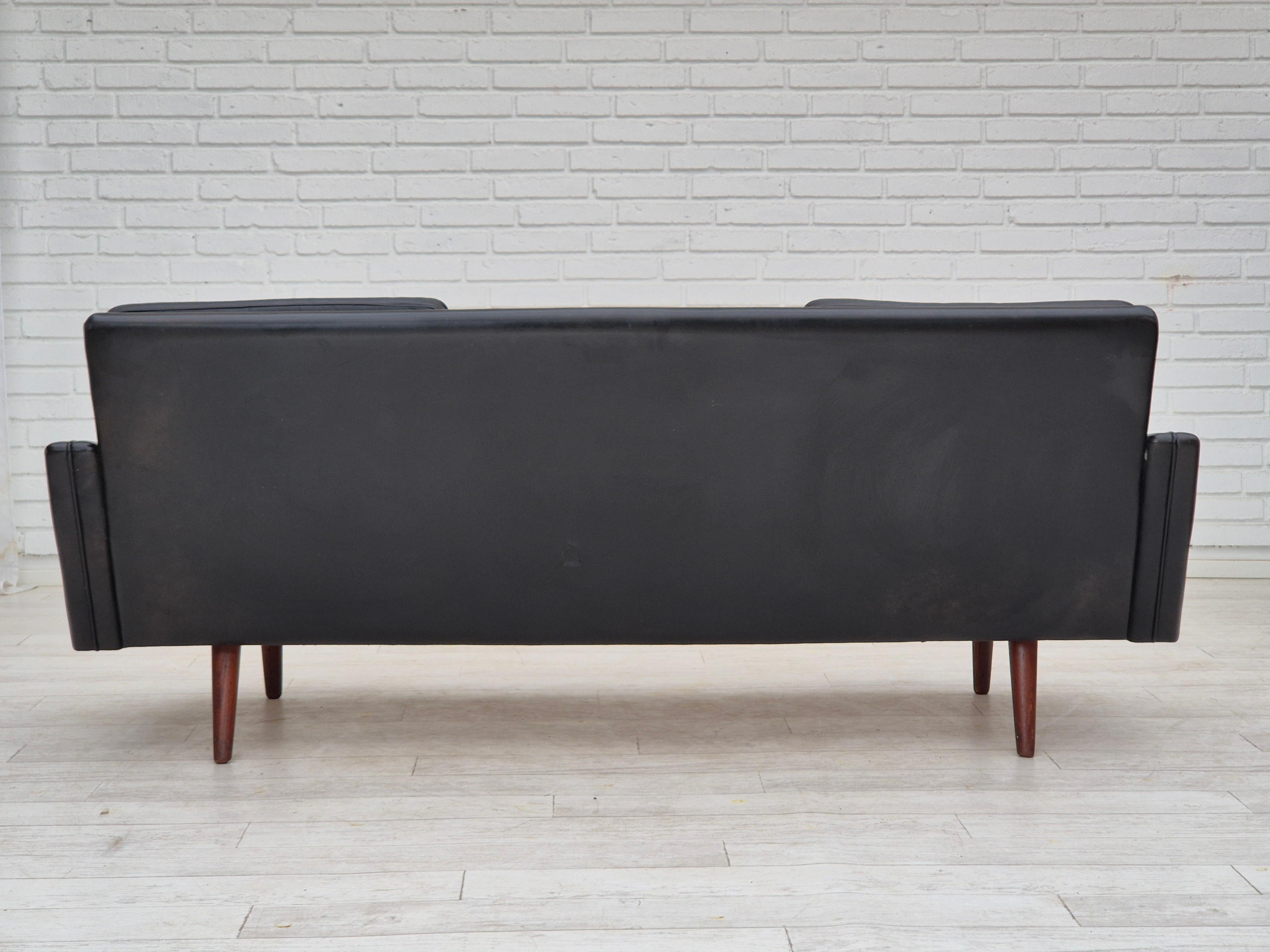 1970, design danois, canapé à 3 places, état d'origine, cuir, bois de teck. Bon état - En vente à Tarm, 82
