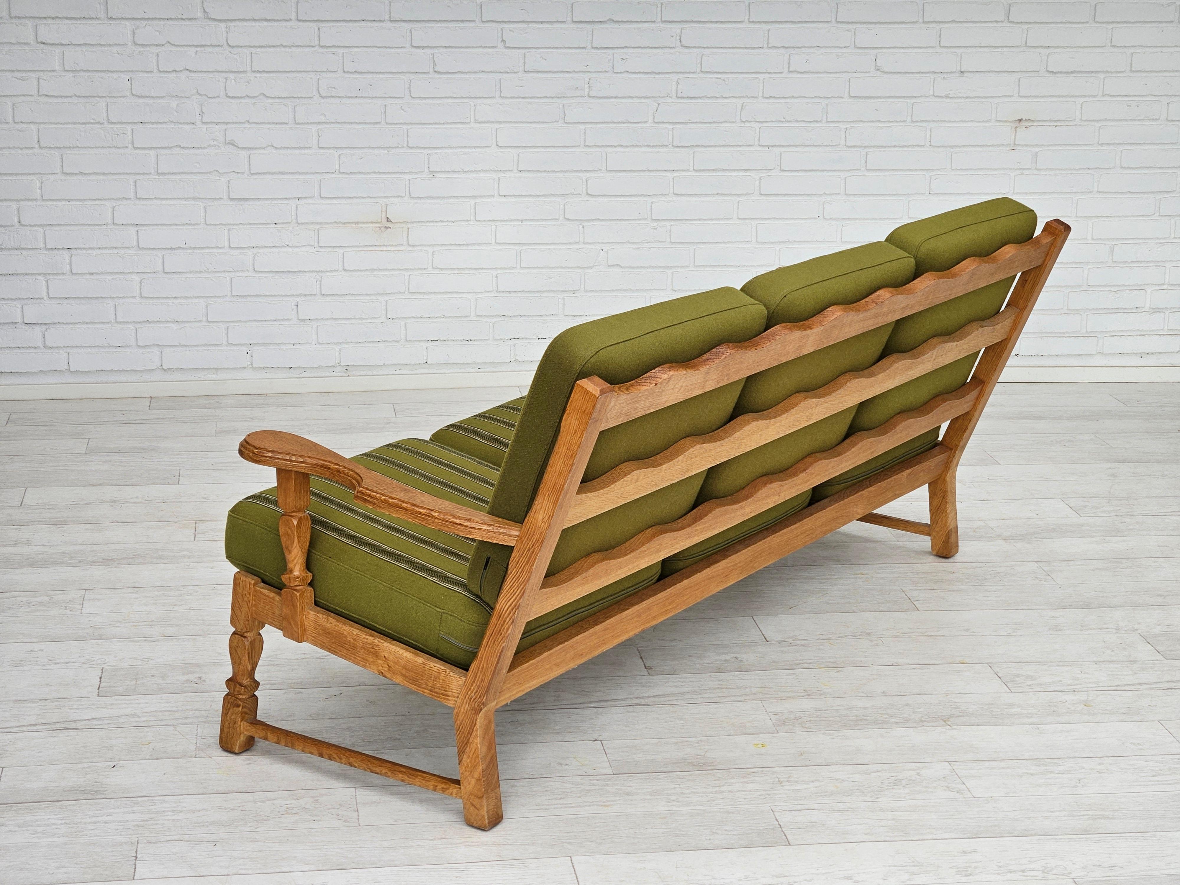 1970er, Dänisches Design, 3-Sitzer Sofa, Originalzustand, Eiche Massivholz, furniert im Angebot 1