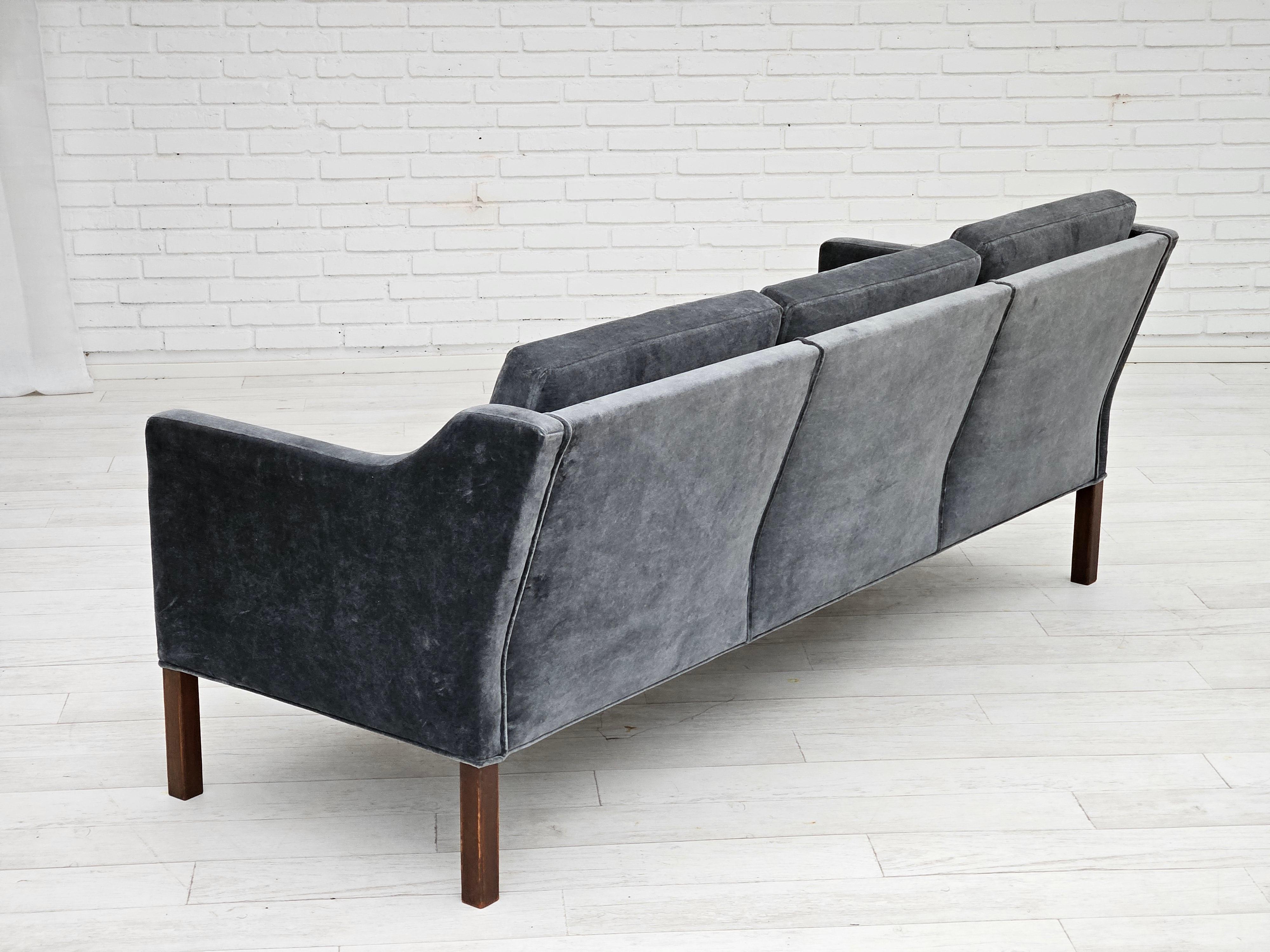 1970er Jahre, dänisches Design von Børge Mogensen, 3-sitziges Sofa Modell 2523, restauriert. (Samt) im Angebot