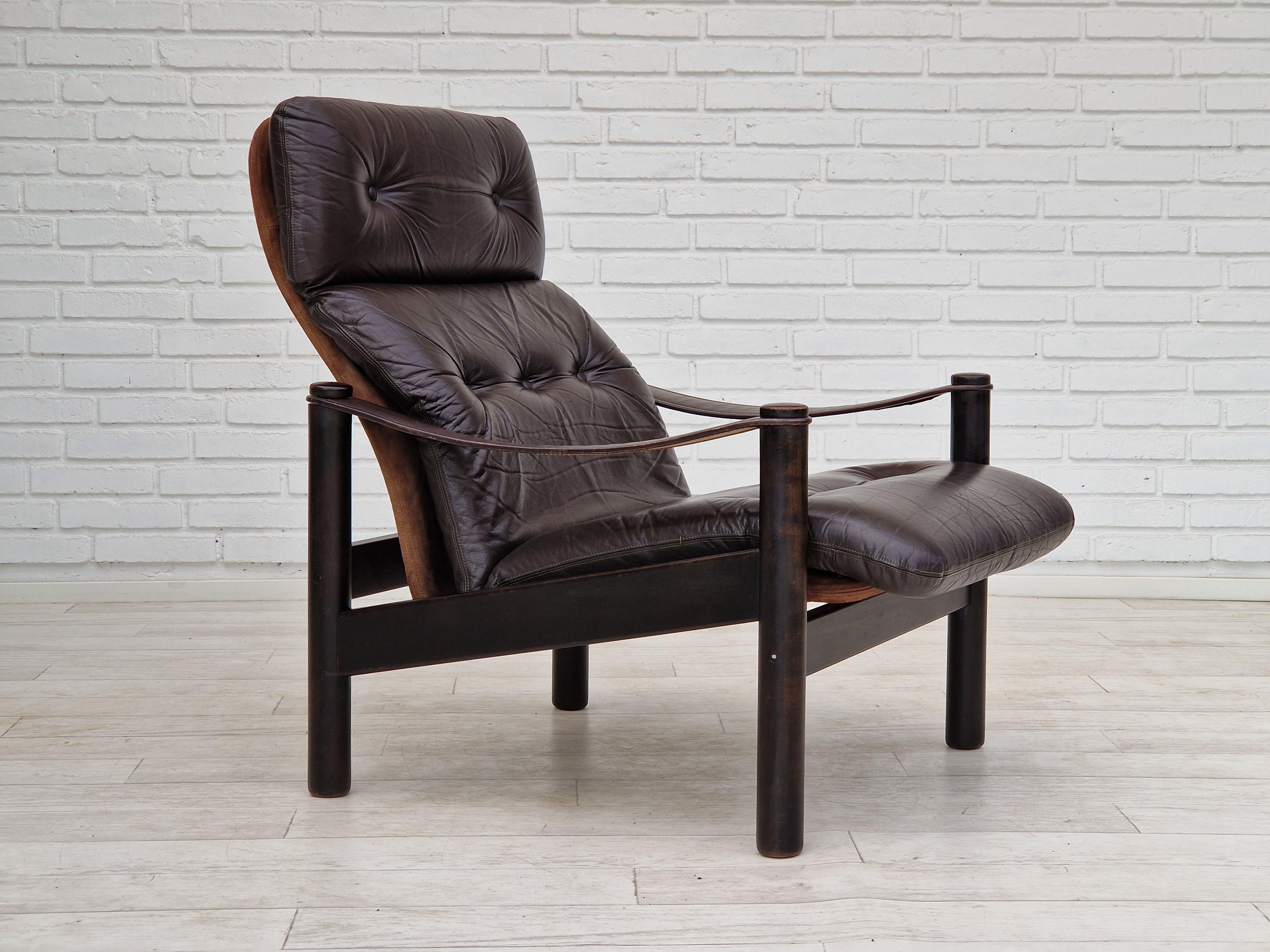 1970s, Danish design by Ebbe Gehl & Søren Nissen. Lounge armchair with stained beech wood frame, upholstered in brown leather, back in nubuck leather. Manufactured at Jeki Møbler Bramming. Original good condition: no smells and no stains.