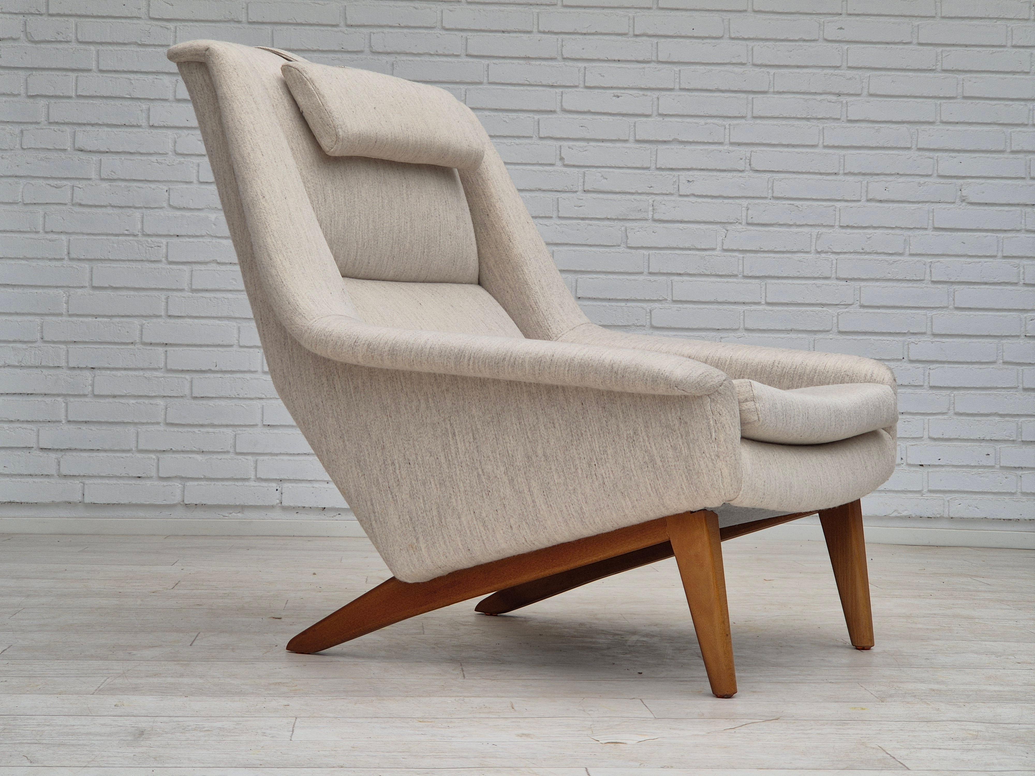 1970s, Danish design by Folke Ohlsson, chair model 4410 for Fritz Hansen. Quality furniture wool fabric, beech wood legs. The chair was reupholstered a few years ago by craftsman in Denmark. Very good condition: no smells, no stains, stable