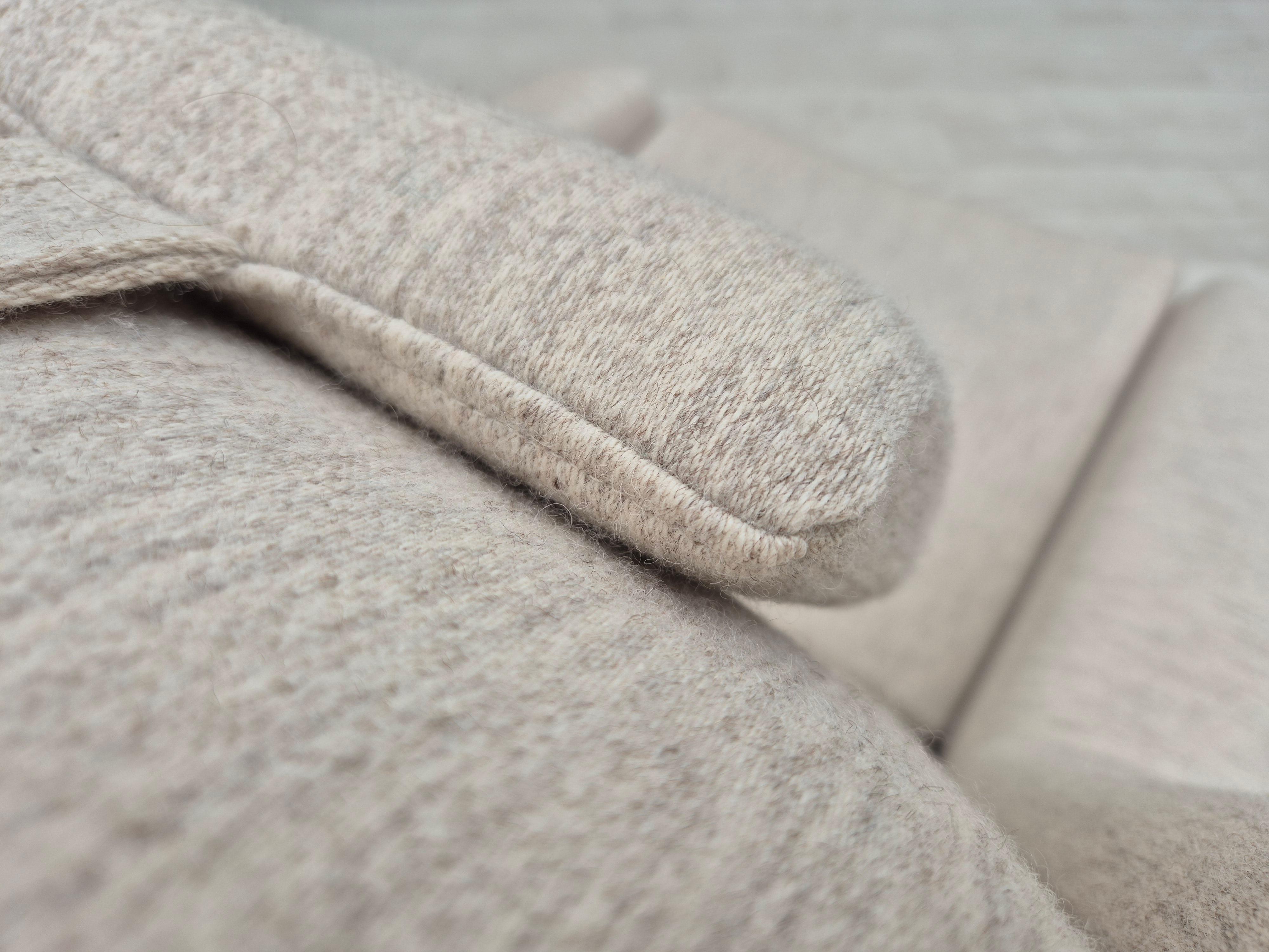Wool 1970s, Danish design by Folke Ohlsson, chair model 4410 for Fritz Hansen, wool.