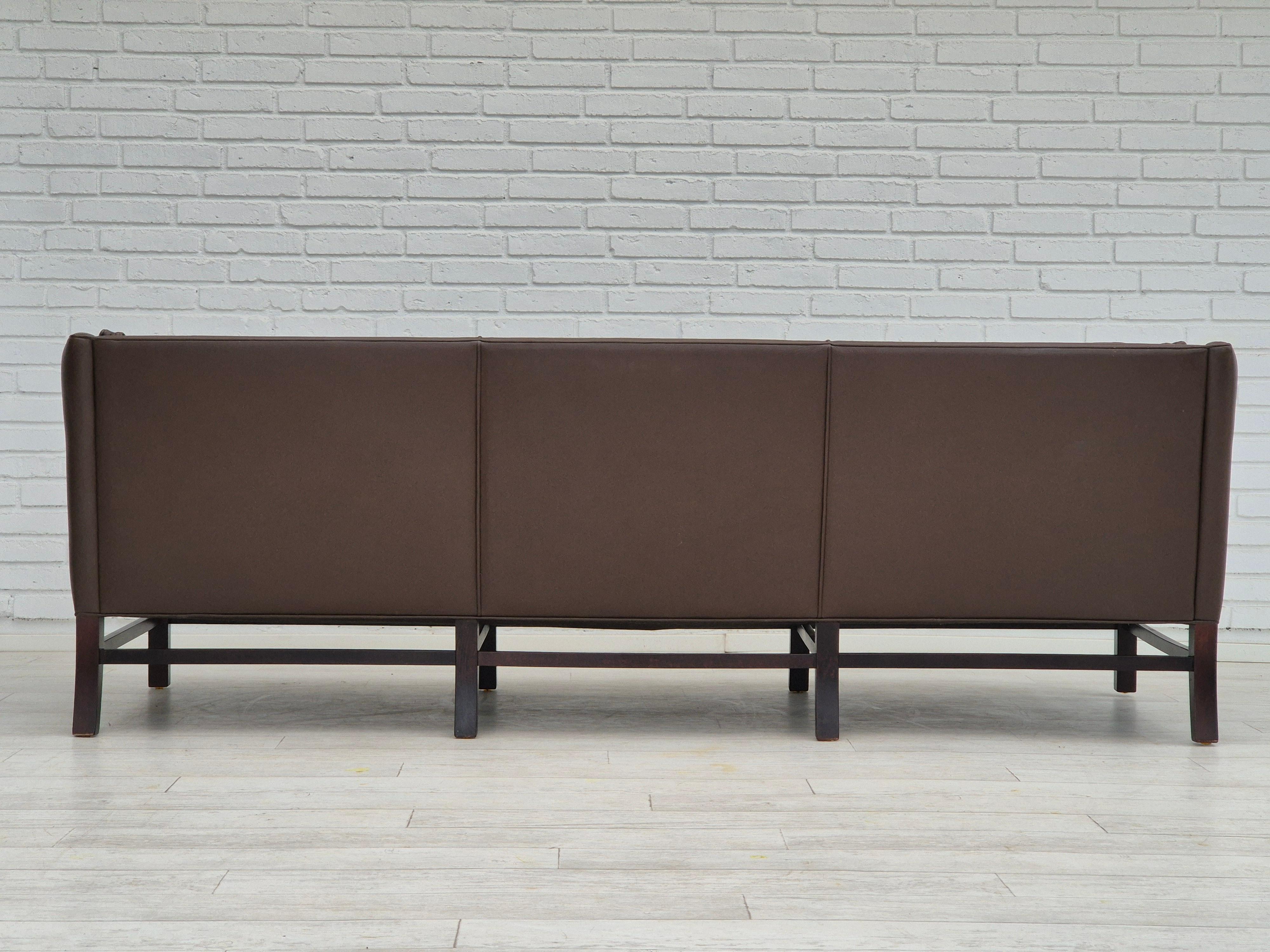 1970er Jahre, dänisches Design von Georg Thams für Grant Møbelfabrik, 3-sitziges Sofa. im Angebot 1