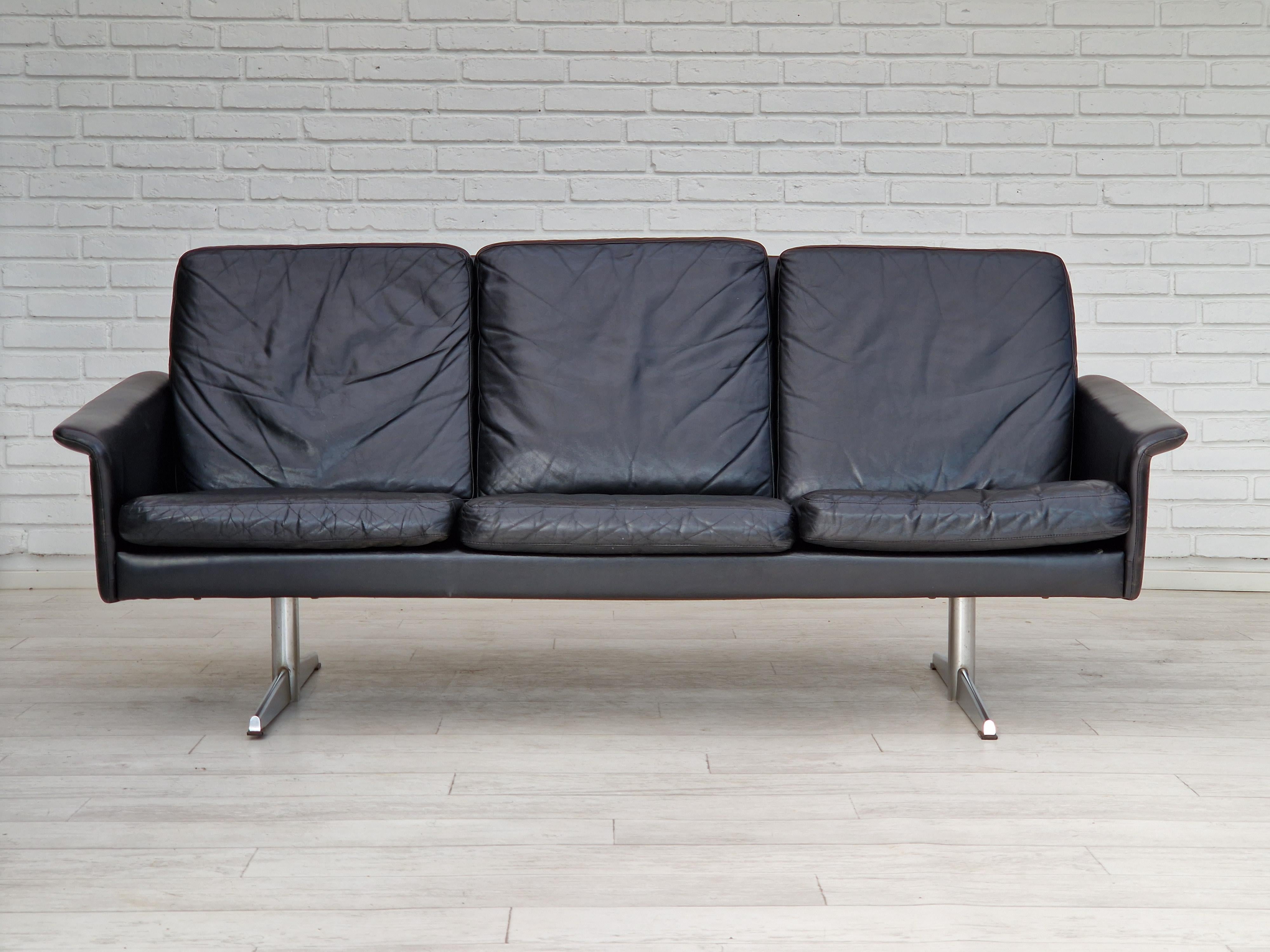1970s, Danish design by Georg Thams. 3 seater sofa, original black leather in very good condition: no smells and no stains. Legs of chrome steel. Loose cushions. Made by Danish furniture manufacturer Vejen Møbelfabrik in about 1970.