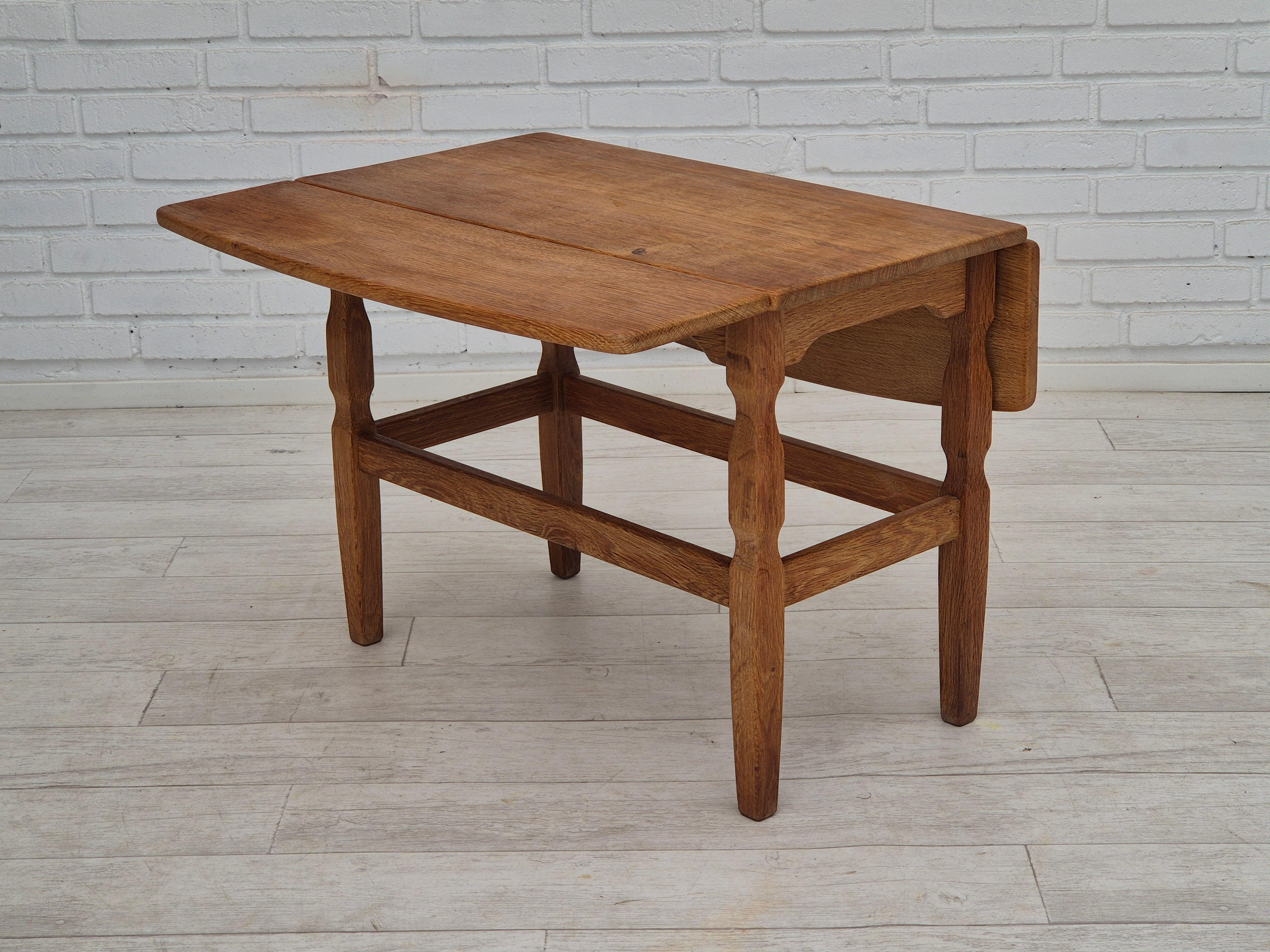 Années 1970, design danois de Henning Kjærnulf pour EG Kvalitetsmøbel. Table de canapé pliable en très bon état d'origine : pas d'odeurs ni de taches. Bois de chêne massif. Fabriqué par le fabricant de meubles danois EG Kvalitetsmøbel vers les
