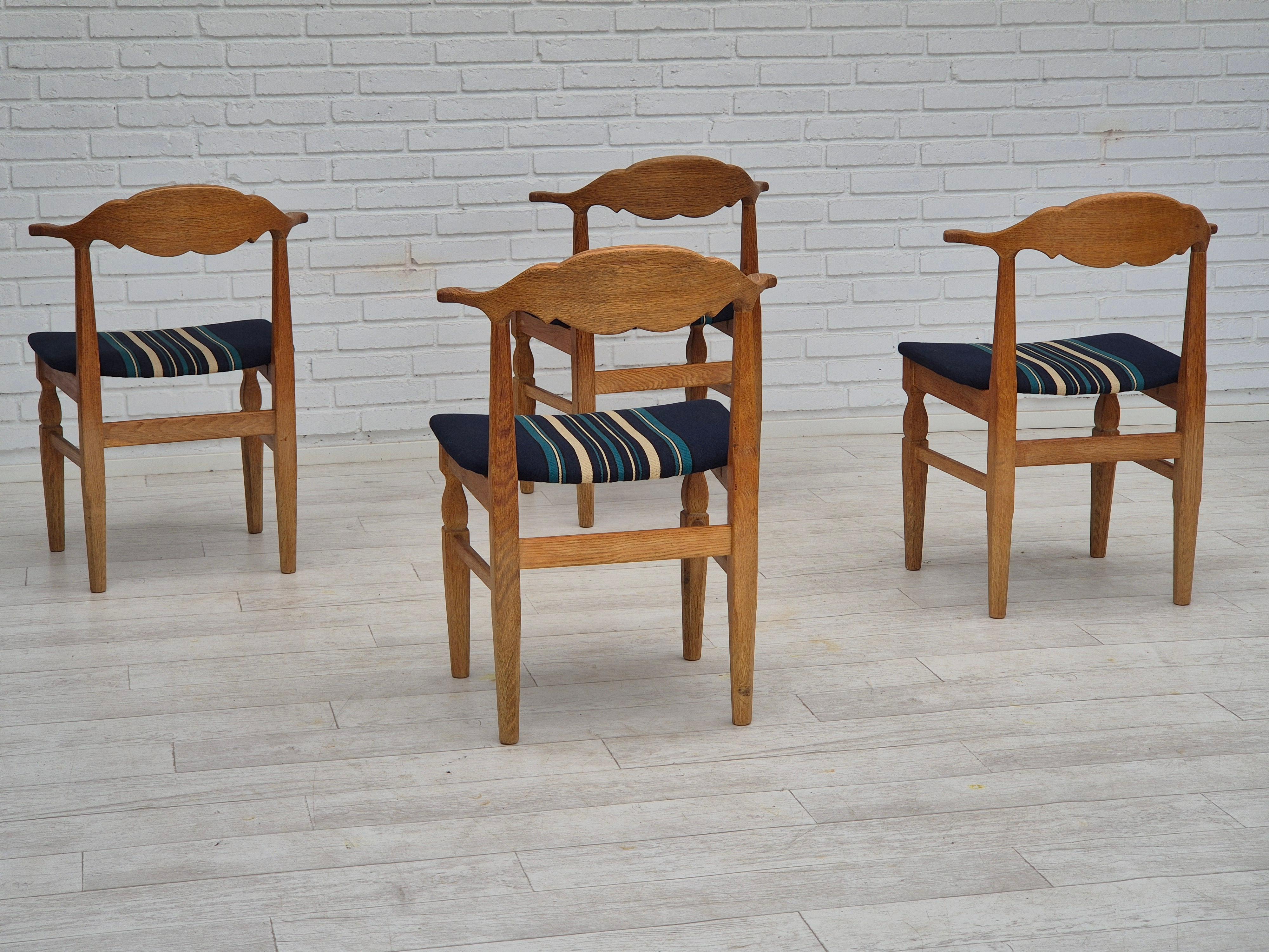Anni '70, design danese di Henning Kjærnulf per EG Kvalitetsmøbel. Set di 4 sedie da pranzo in ottime condizioni originali: nessun odore e nessuna macchia, struttura stabile. Legno di quercia massiccio, tessuto di lana per mobili. Prodotto dal