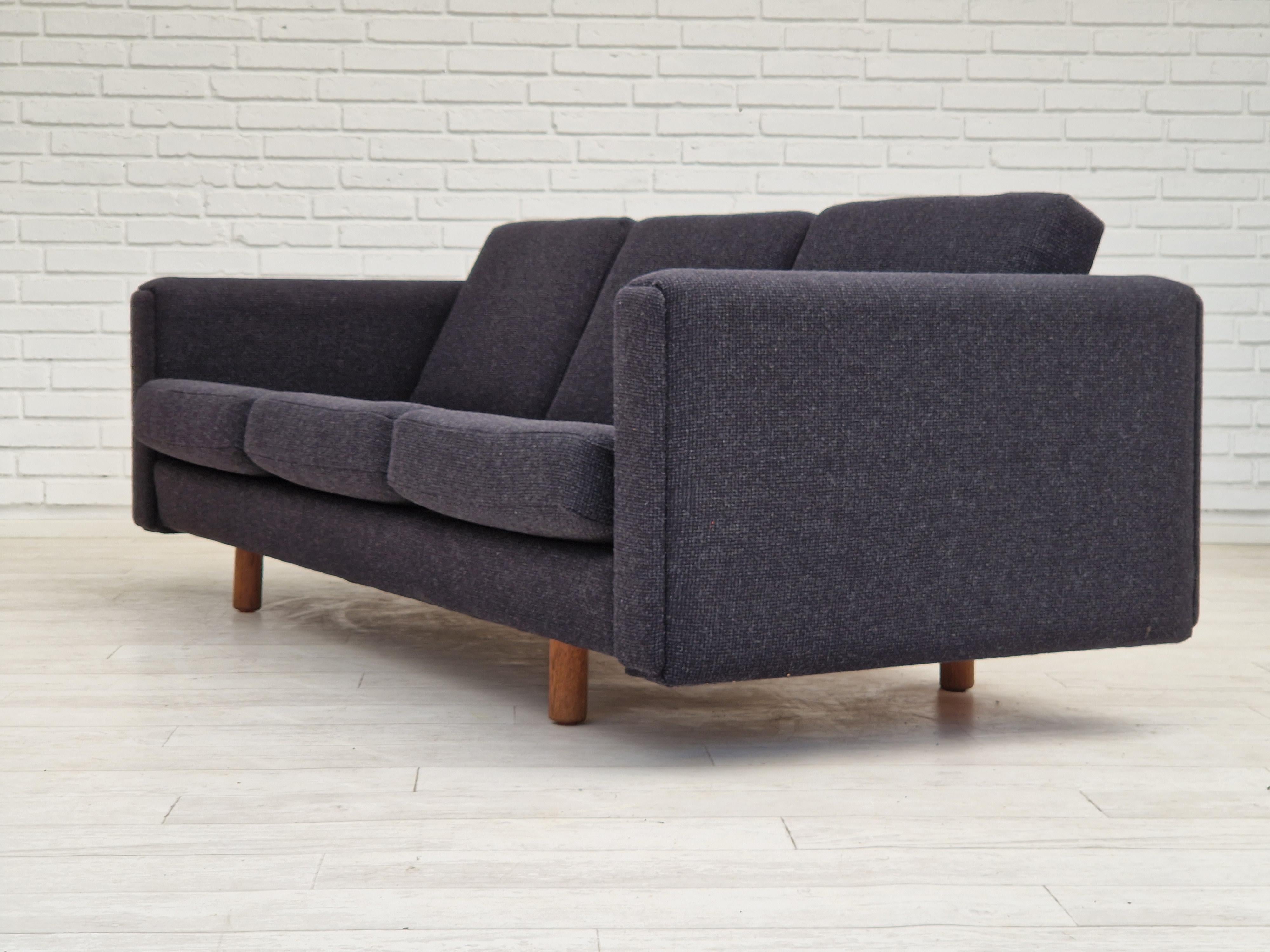 1970s, Danish design by H.J. Wegner, model GE300, reupholstered sofa. For Sale 4