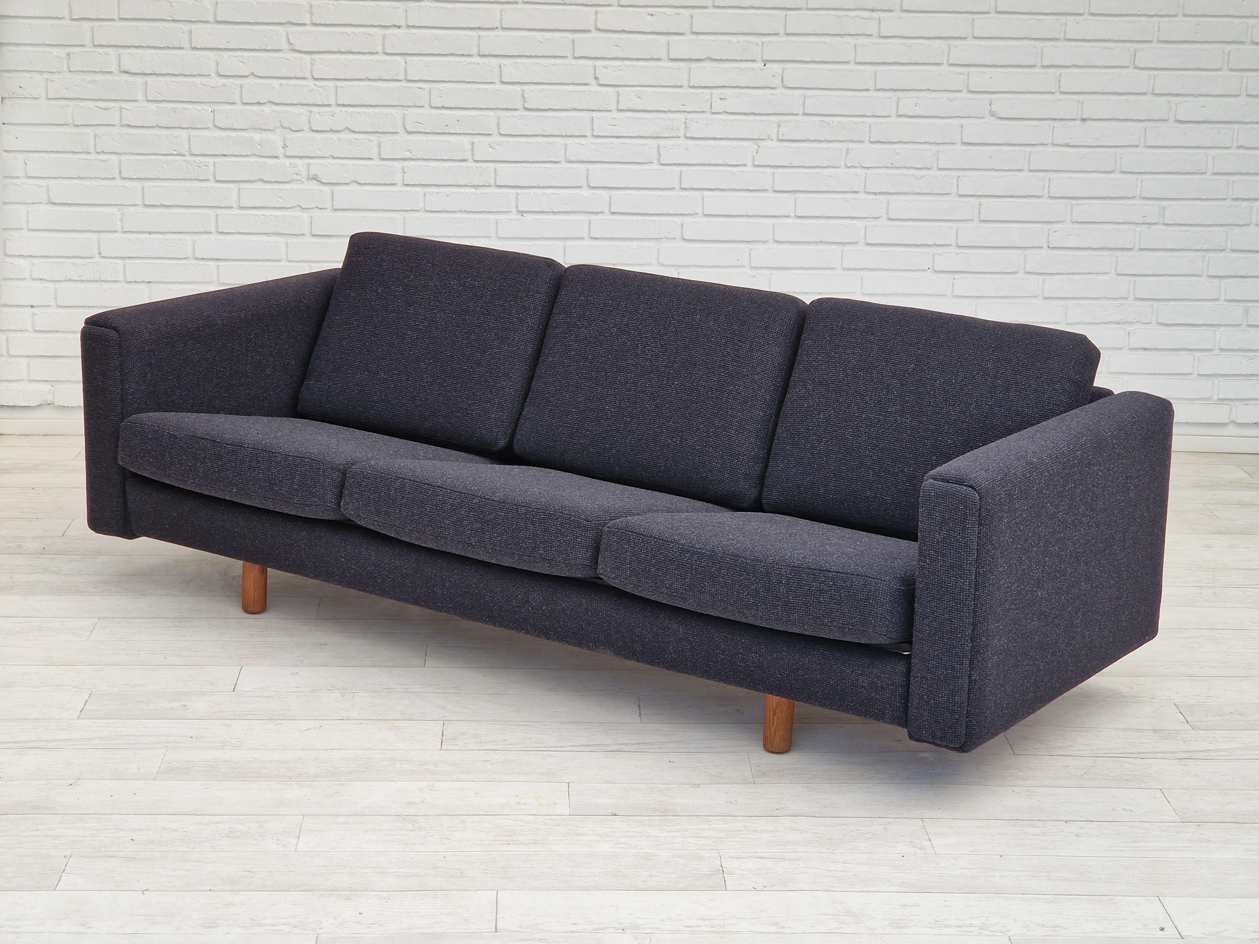 1970s, Danish design by H.J. Wegner, model GE300, reupholstered sofa. For Sale 5