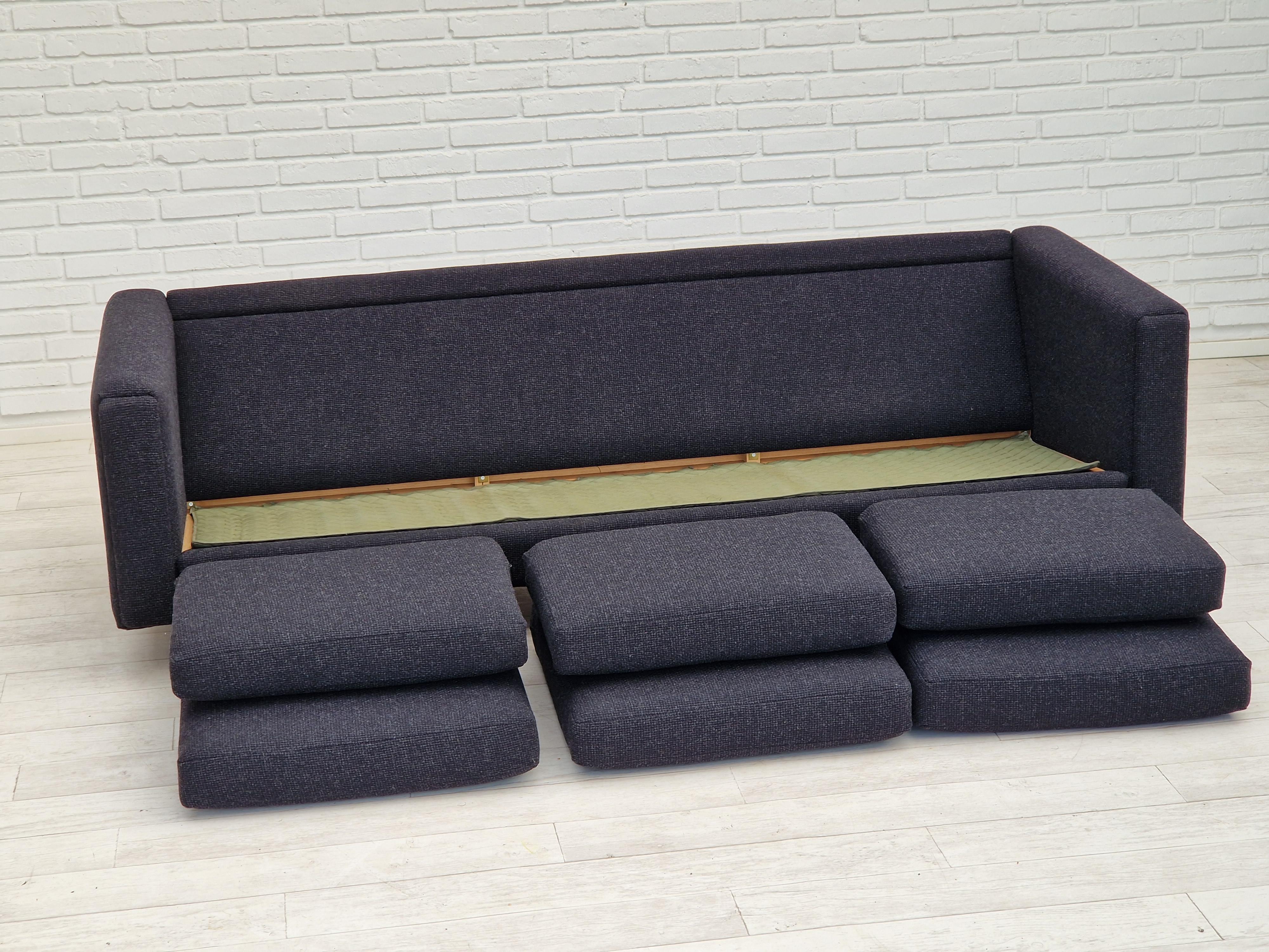 1970s, Danish design by H.J. Wegner, model GE300, reupholstered sofa. For Sale 12