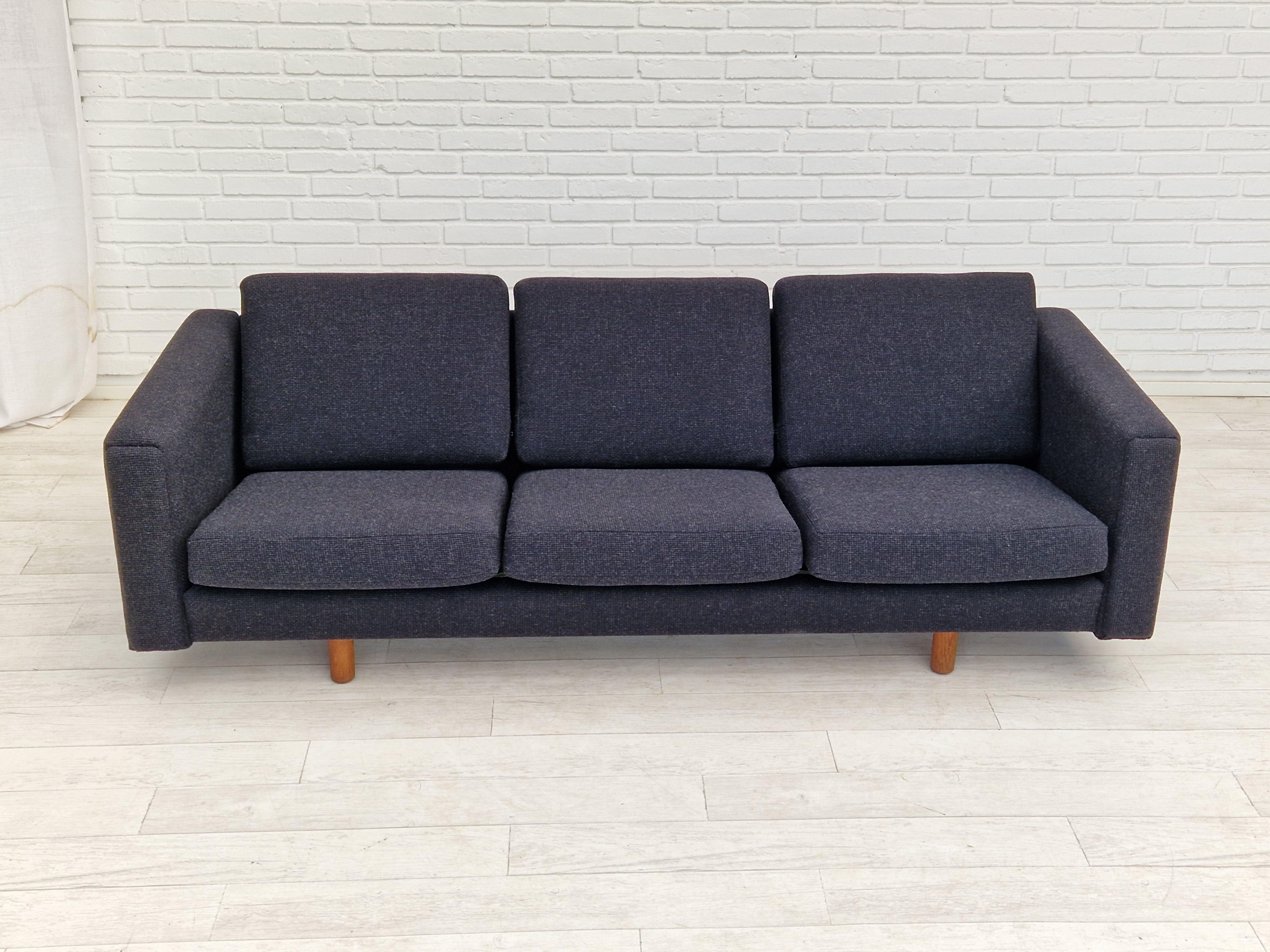 Scandinavian Modern 1970s, Danish design by H.J. Wegner, model GE300, reupholstered sofa. For Sale