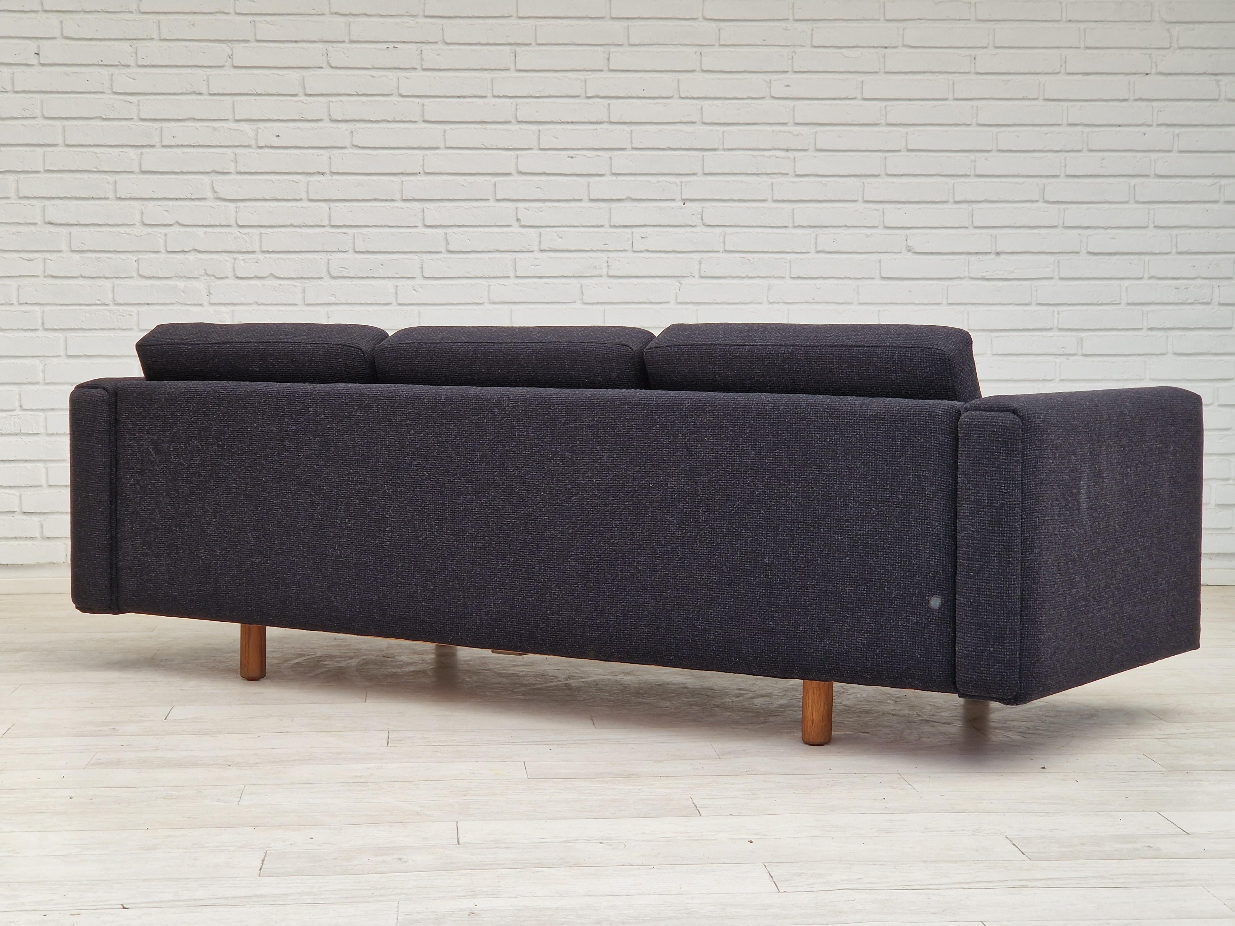 1970s, Danish design by H.J. Wegner, model GE300, reupholstered sofa. In Good Condition For Sale In Tarm, 82