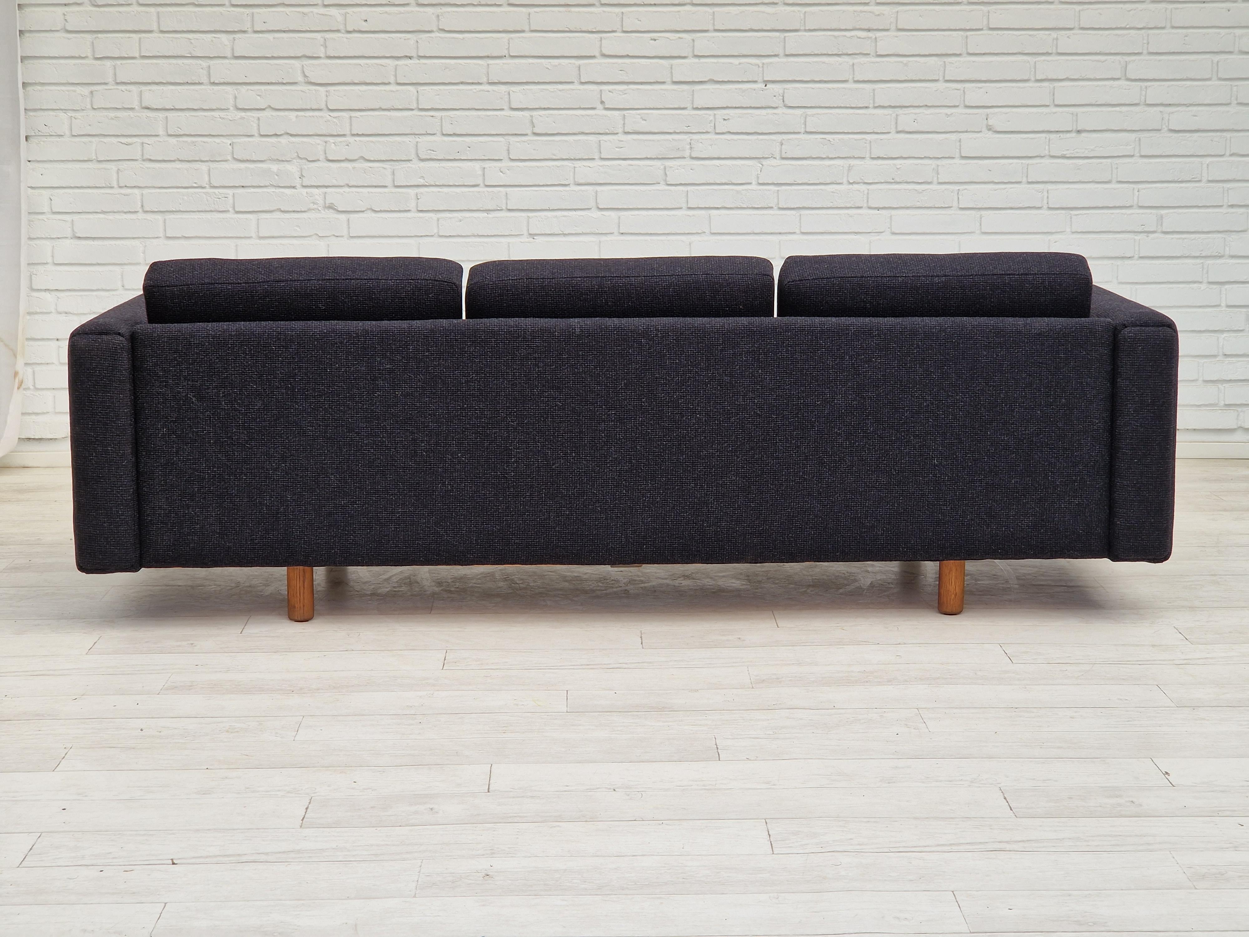 Mid-20th Century 1970s, Danish design by H.J. Wegner, model GE300, reupholstered sofa. For Sale
