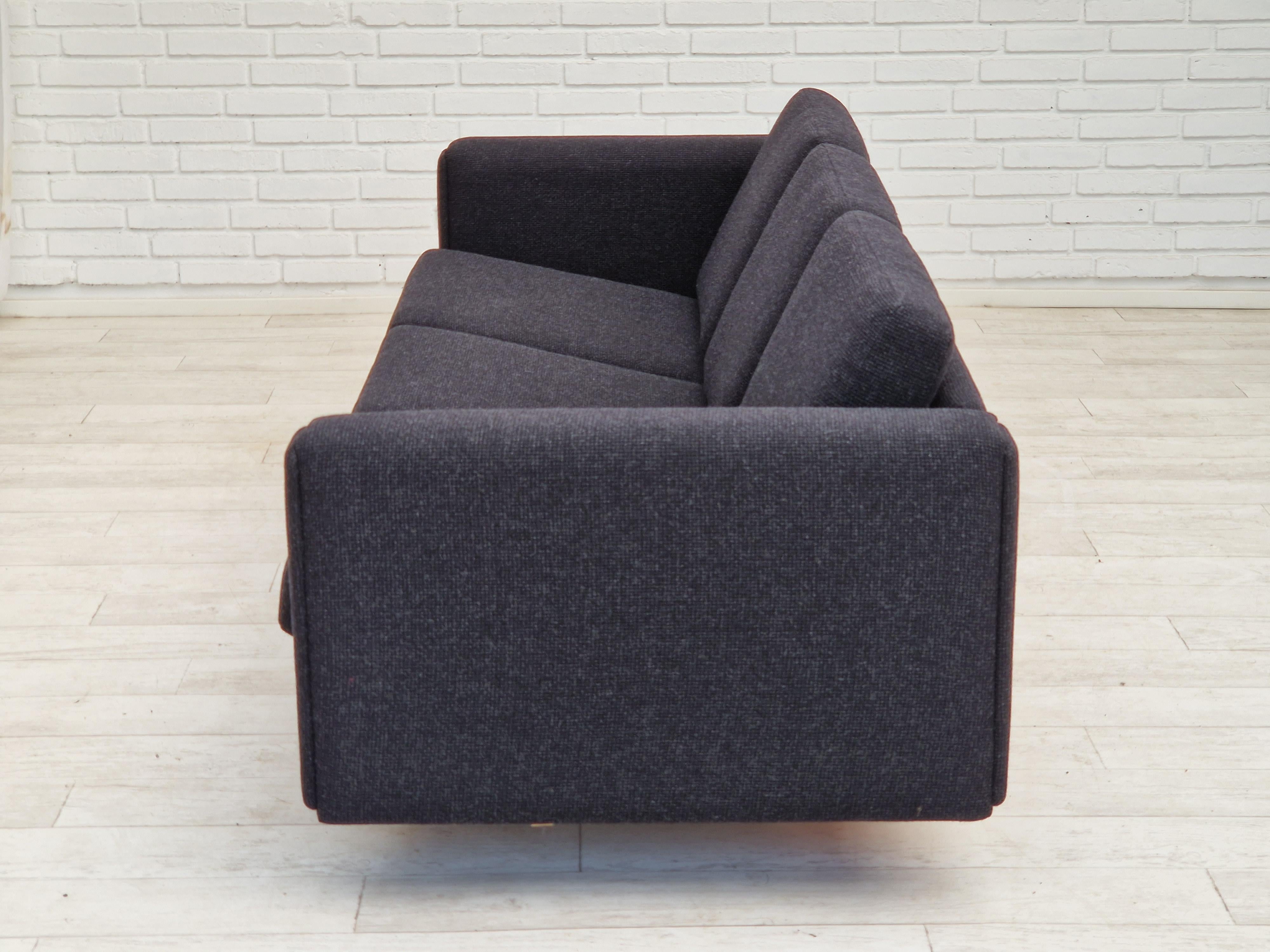 1970s, Danish design by H.J. Wegner, model GE300, reupholstered sofa. For Sale 2