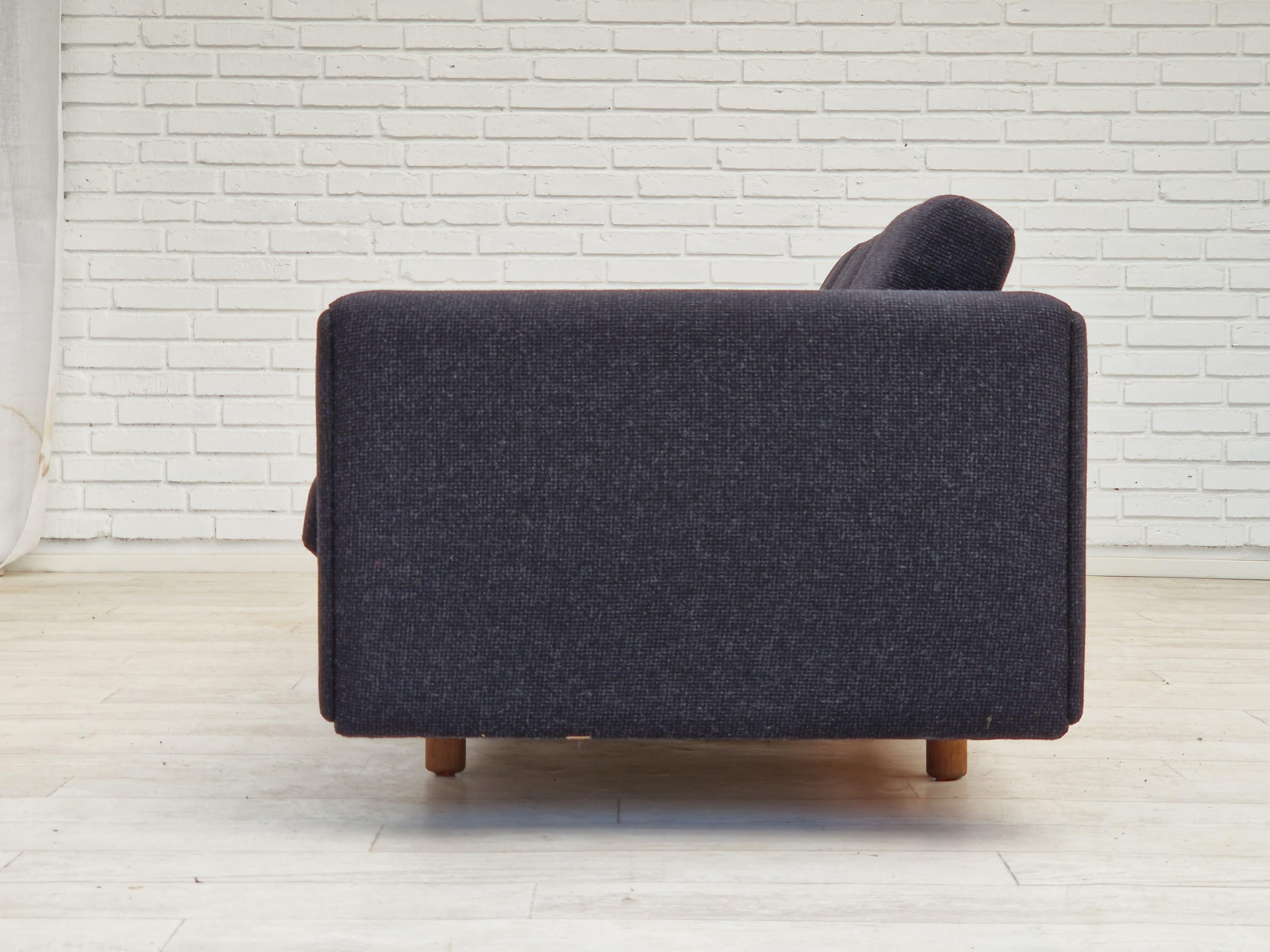 1970s, Danish design by H.J. Wegner, model GE300, reupholstered sofa. For Sale 3