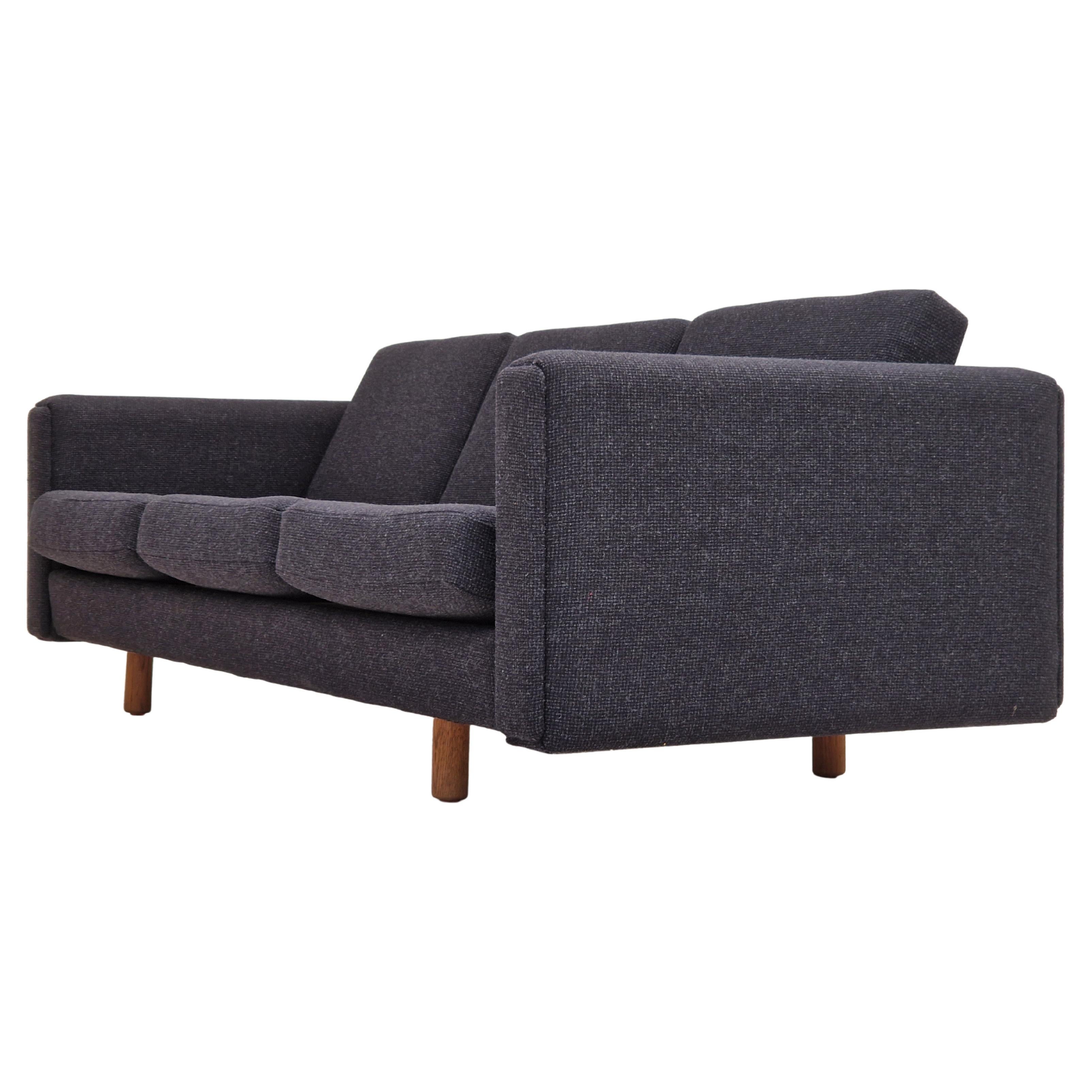 1970s, Danish design by H.J. Wegner, model GE300, reupholstered sofa. For Sale