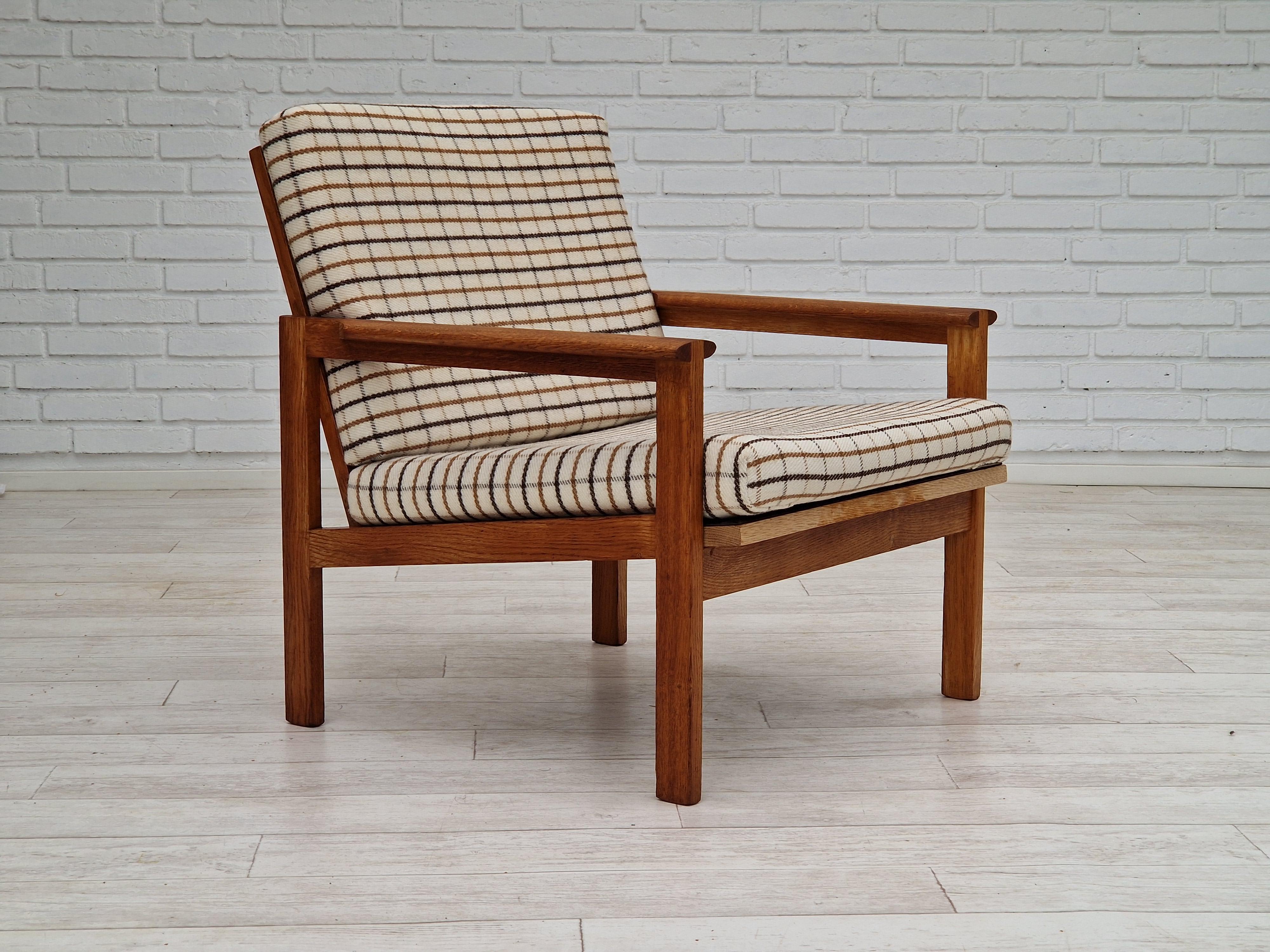 1970s, Danish design by Illum Wikkelsø, model Capella for Eliersen Møbler. Oak wood. Very good condition: no smells and no stains. New reupholstered in a few years ago.