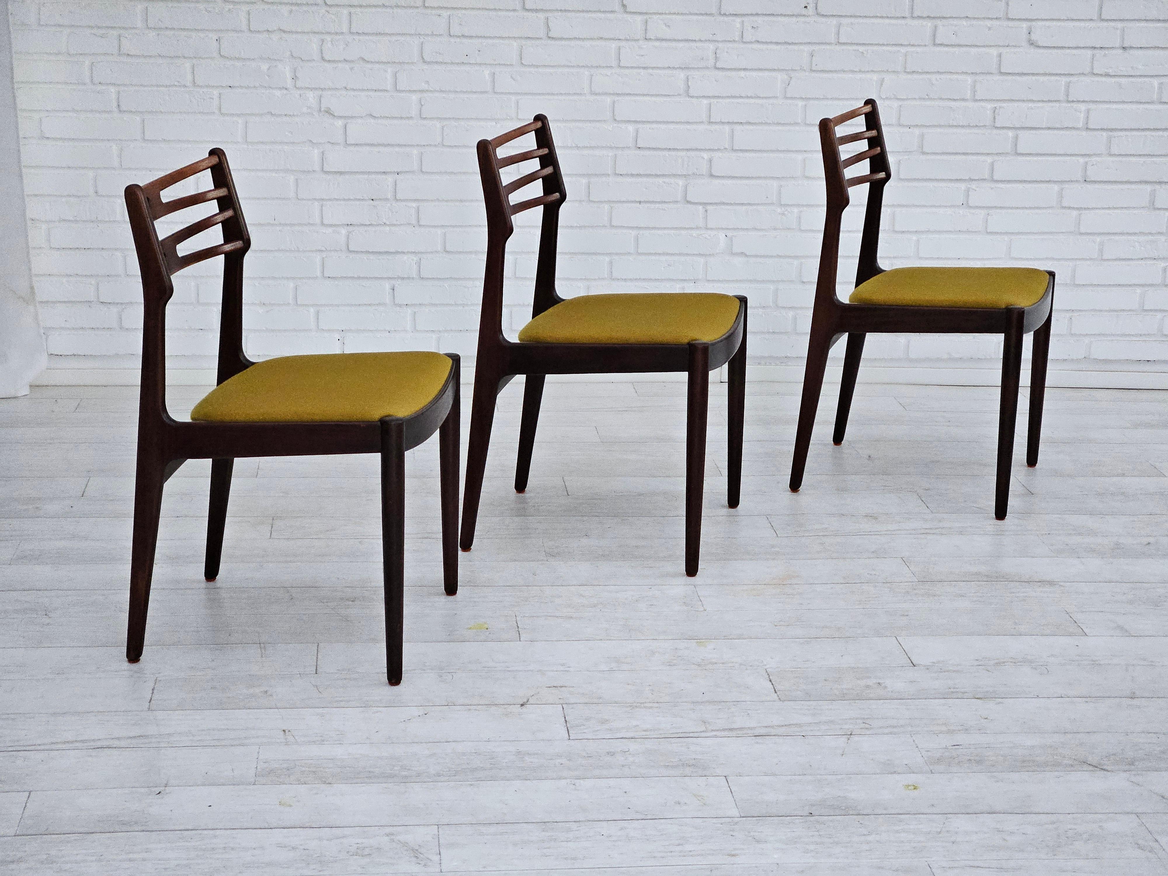 1970s, Danish design by Johannes Andersen. Set of 3 dining chairs model 101. Original very good condition: no smells and no stains. Teak wood, furniture wool. Manufactured by Danish furniture manufacturer Vamo Sønderborg in about 1970s