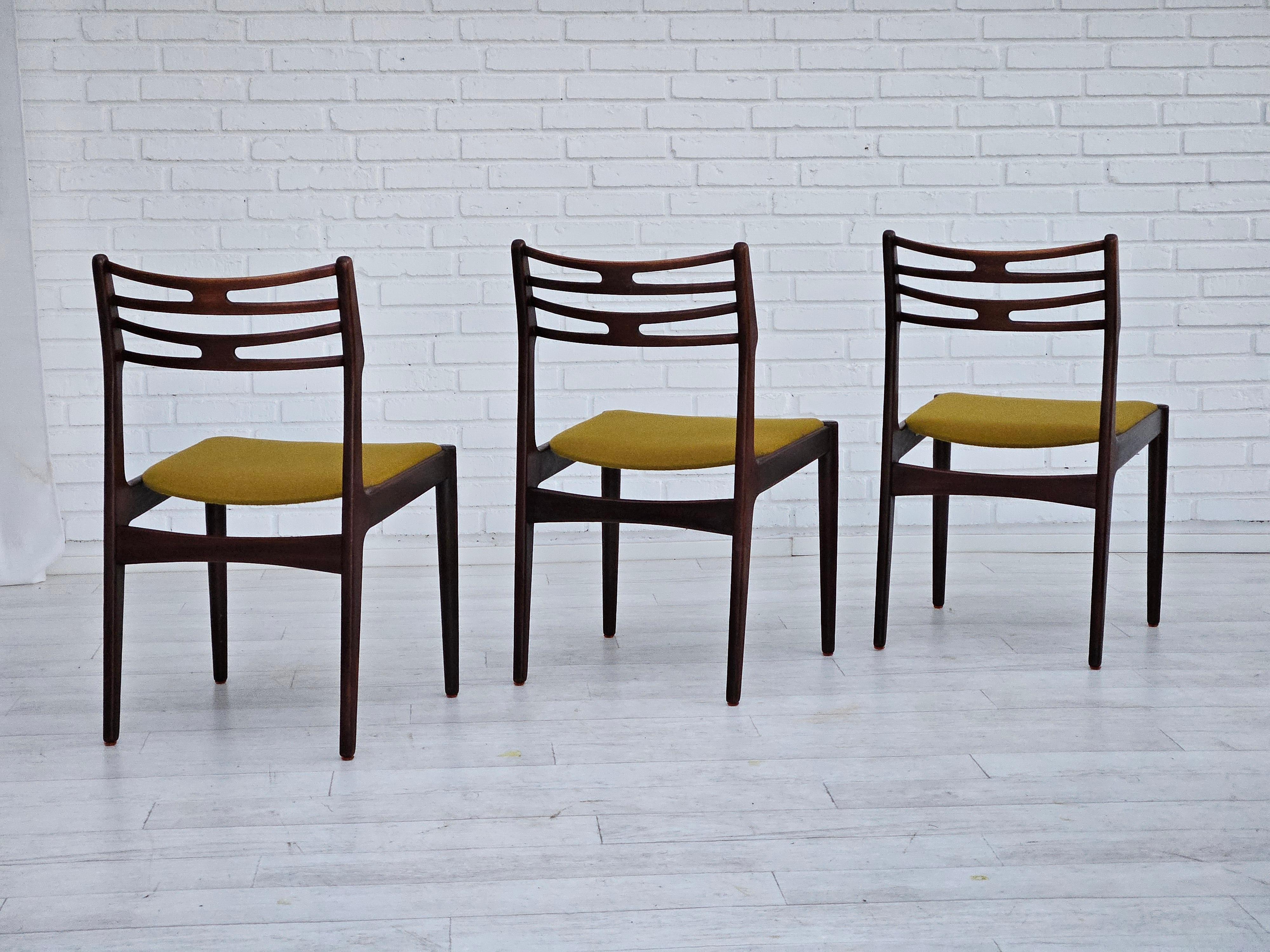 1970s, Danish design by Johannes Andersen, set of 3 dining chairs model 101. In Good Condition For Sale In Tarm, 82
