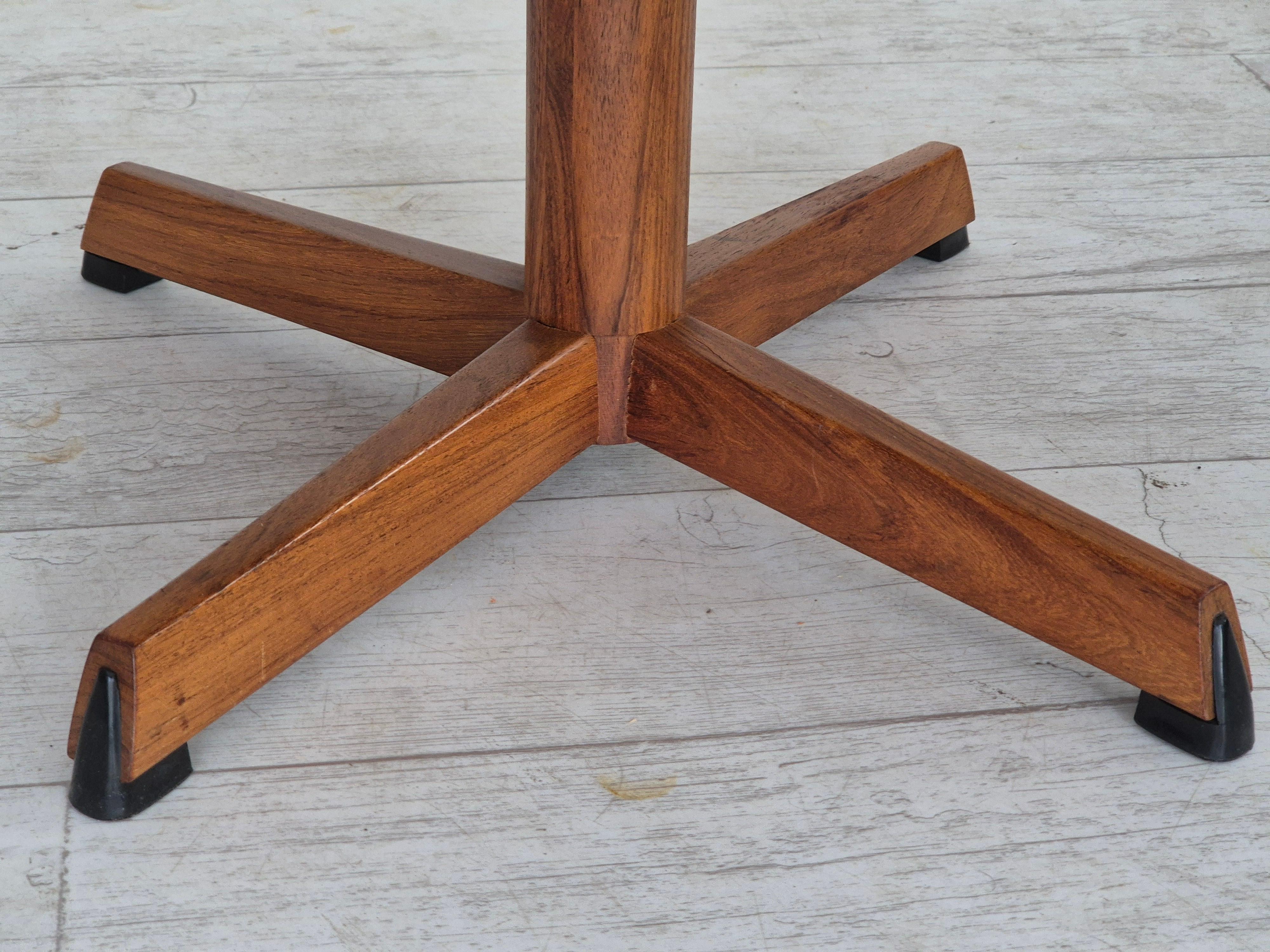 1970er Jahre, dänisches Design von Madsen & Schubell, verstellbarer Fußhocker, original. im Angebot 1