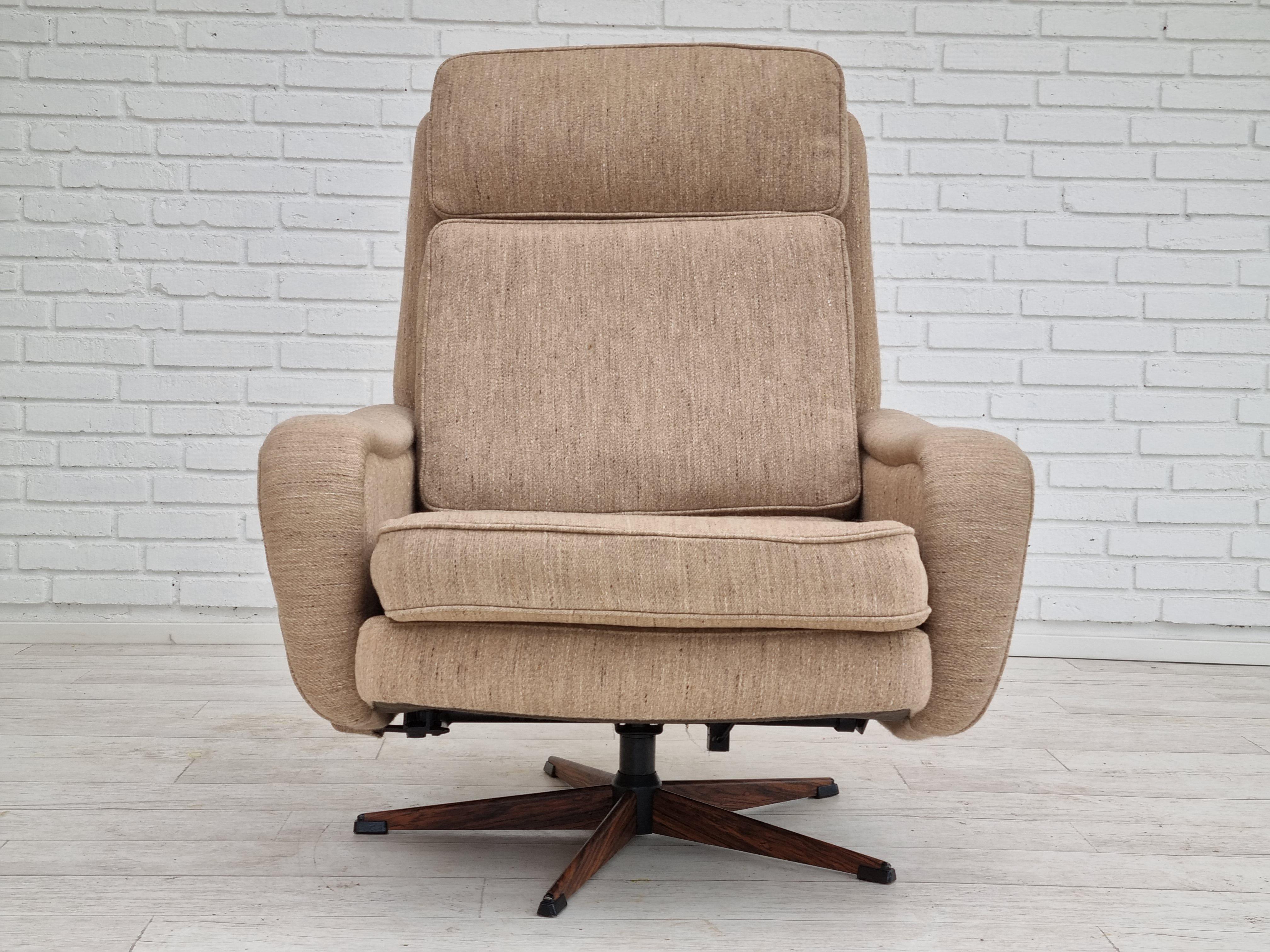 1970s, Danish Design by Madsen & Schubell, Swivel Armchair, Footstool, Wool In Good Condition For Sale In Tarm, 82