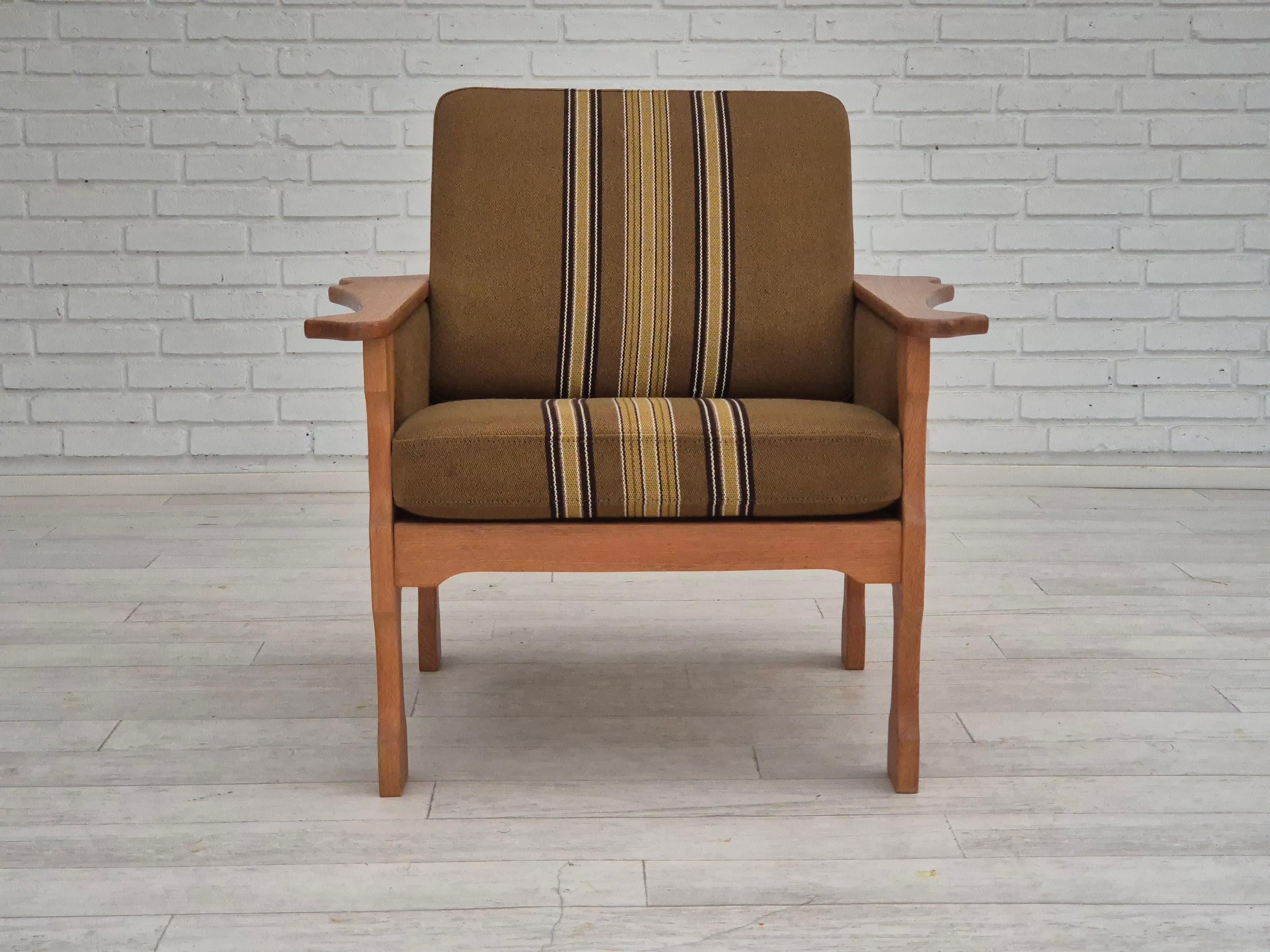 Années 1970, Design/One. Fauteuil club en très bon état d'origine : pas d'odeurs, pas de taches, et construction stable. Tissu de laine d'ameublement vert original. Construction en bois de chêne massif, coussins à ressorts. Design vintage danois