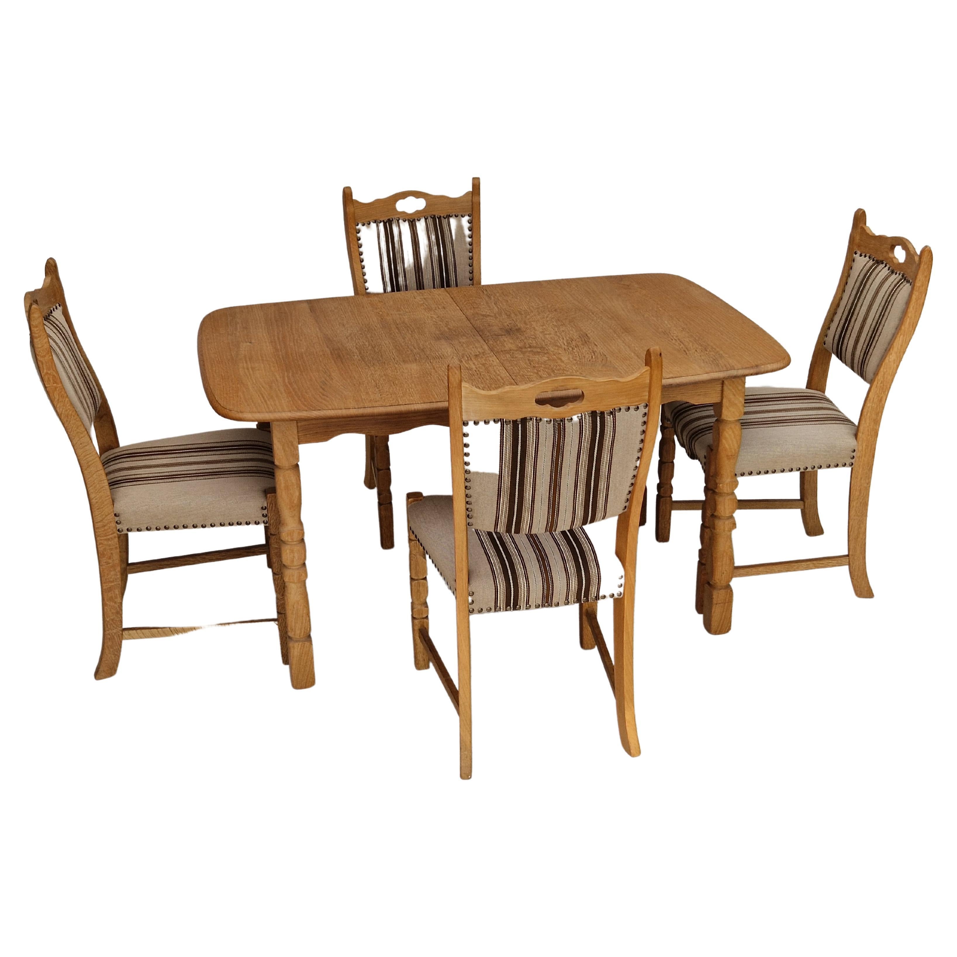 Design danois des années 1970, ensemble de table et quatre chaises de salle à manger, bois de chêne, laine.
