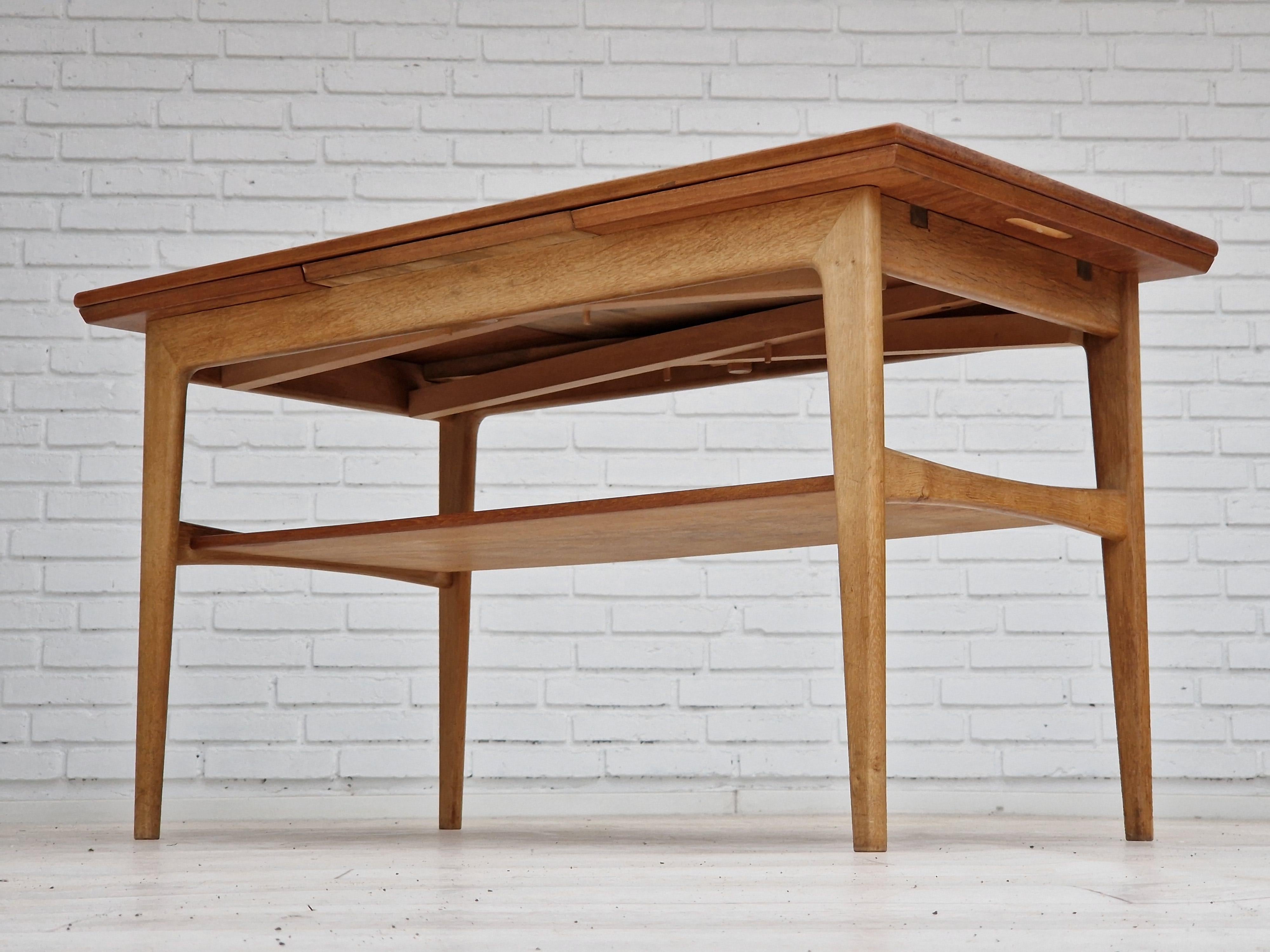 1970s, Danish design, folding sofa table, teak wood and oak wood. For Sale 5