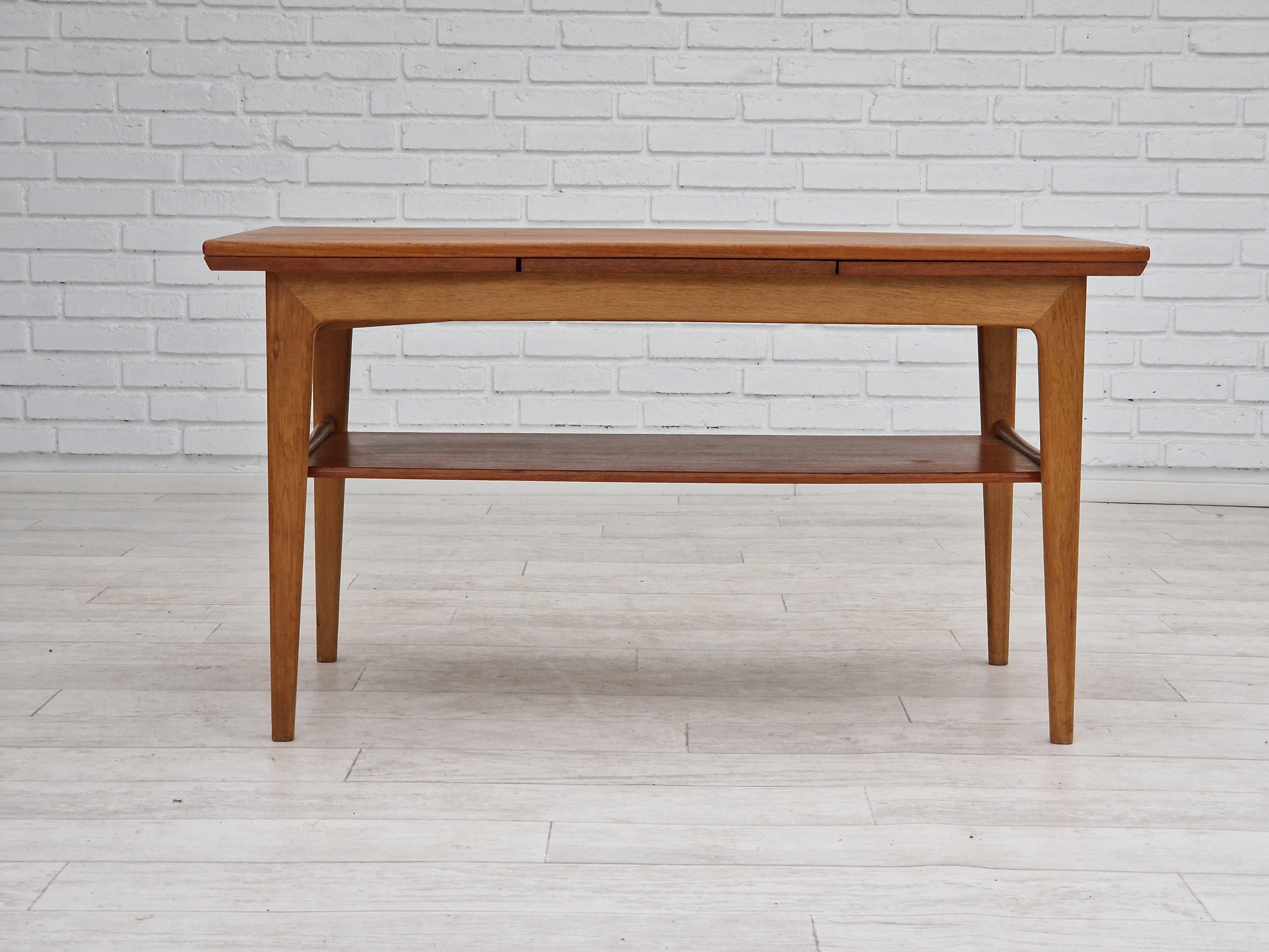 Danois Années 1970, design danois, table de canapé pliante, bois de teck et de chêne. en vente