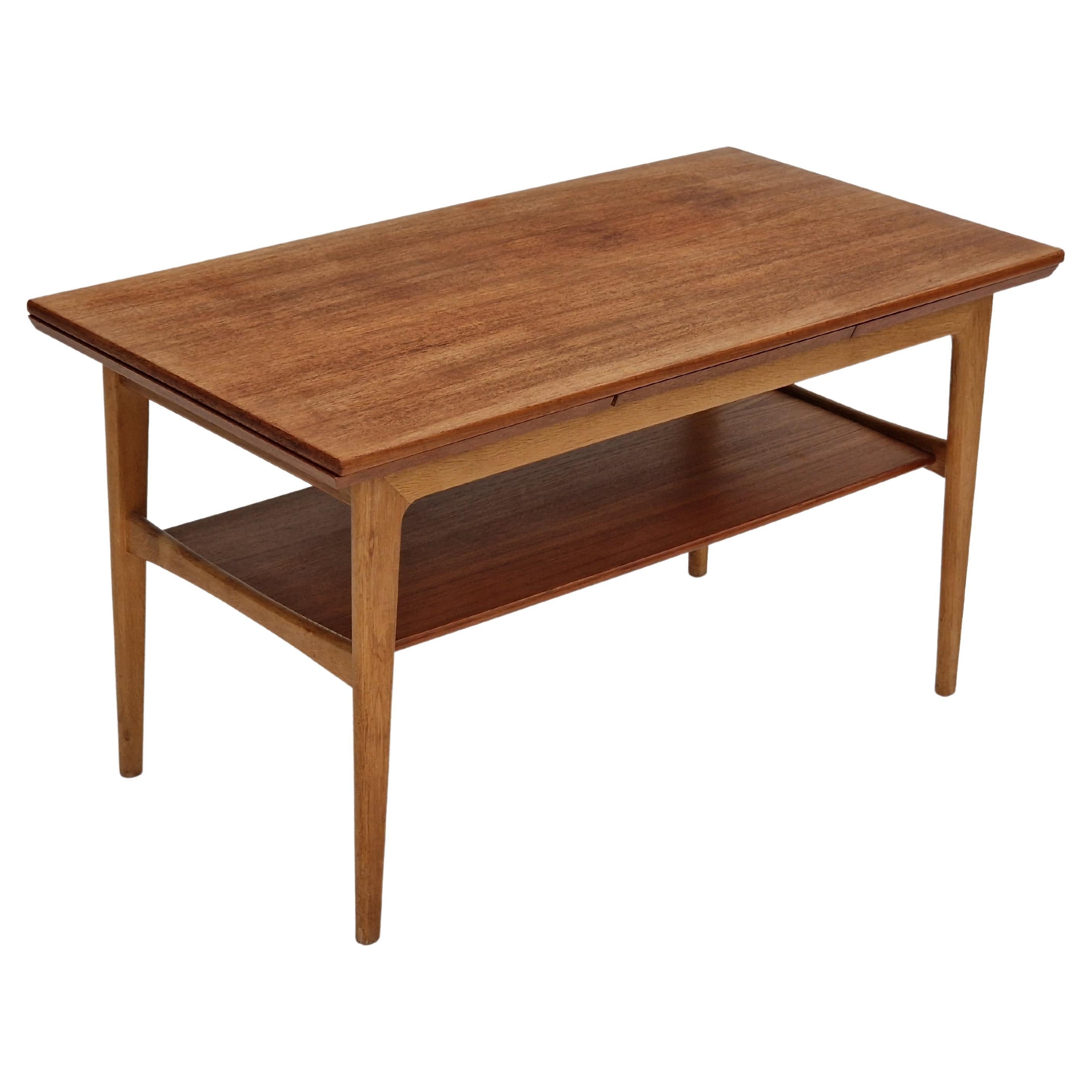 Années 1970, design danois, table de canapé pliante, bois de teck et de chêne.