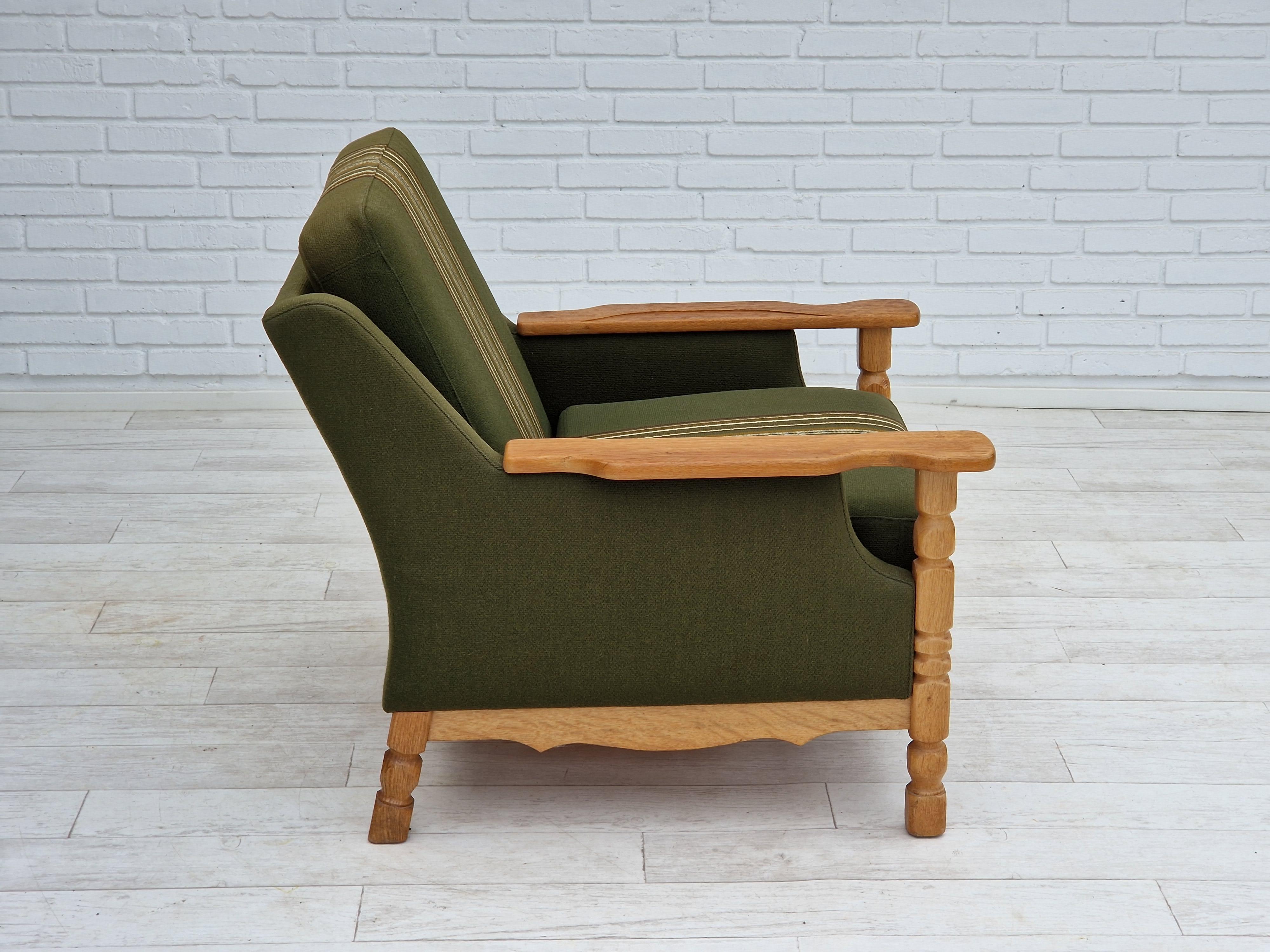 1970s, Danish design, lounge chair in green furniture wool, oak wood. For Sale 4