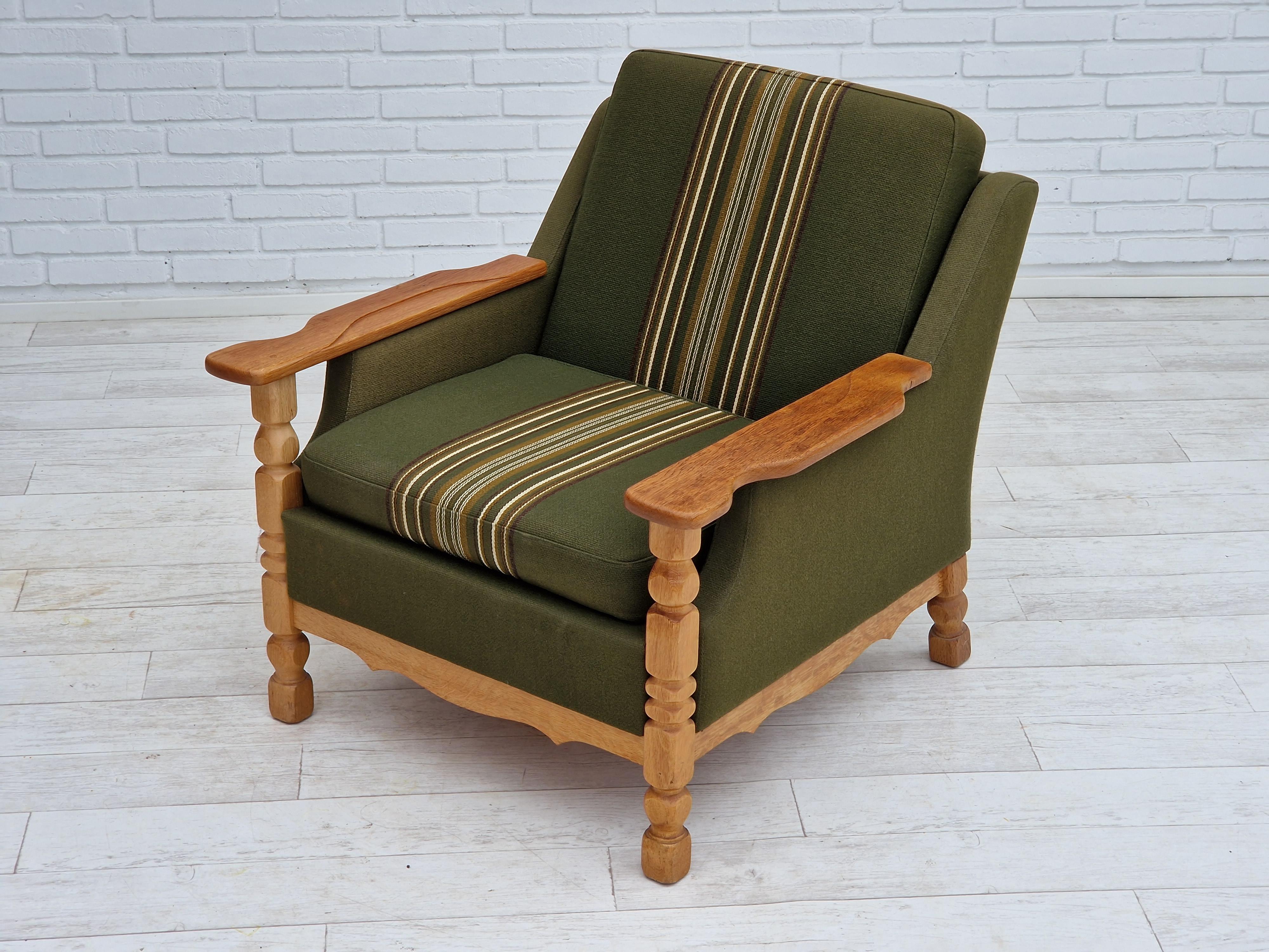1970s, Danish design, lounge chair in green furniture wool, oak wood. For Sale 6
