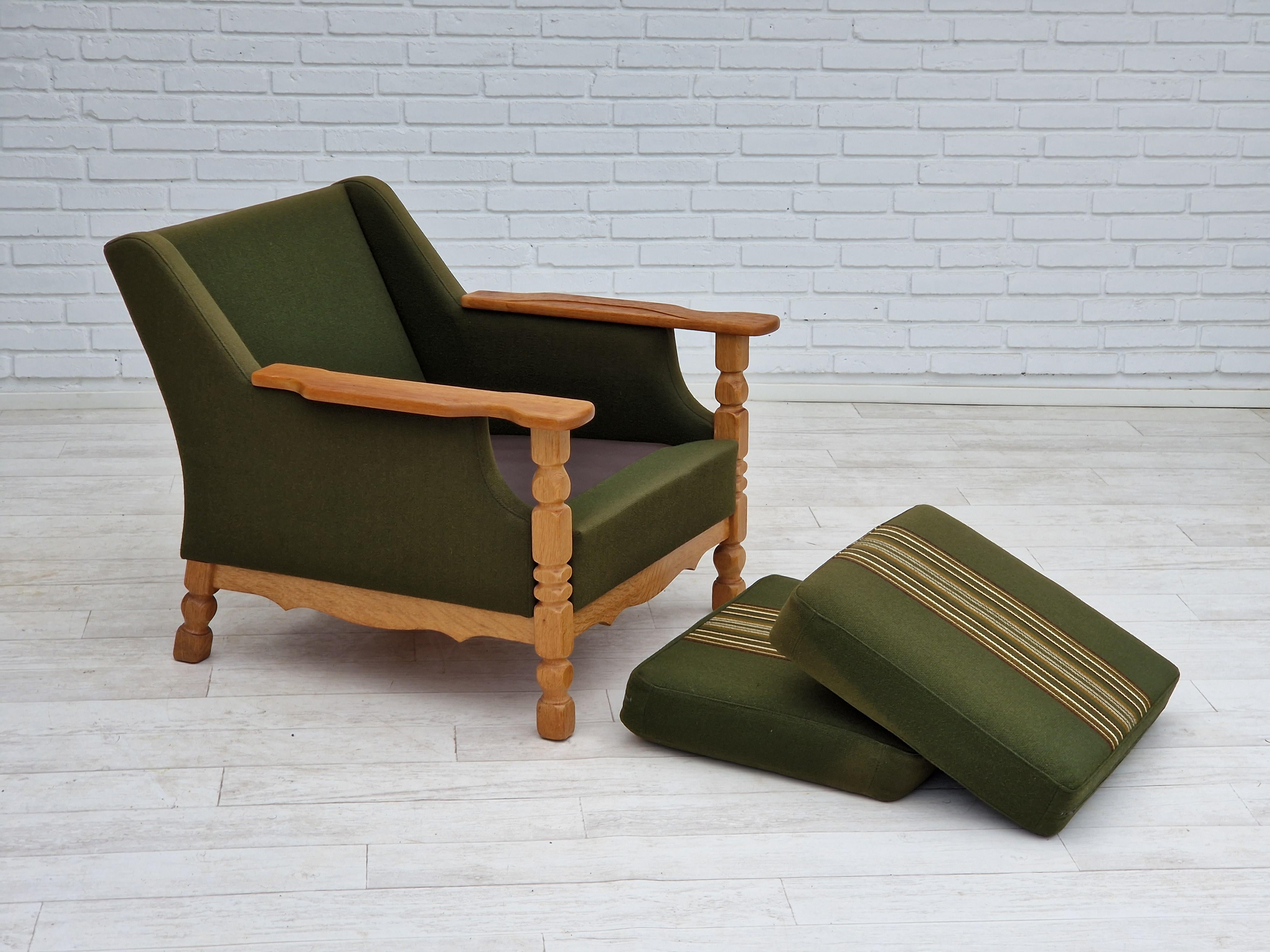 1970s, Danish design, lounge chair in green furniture wool, oak wood. For Sale 7