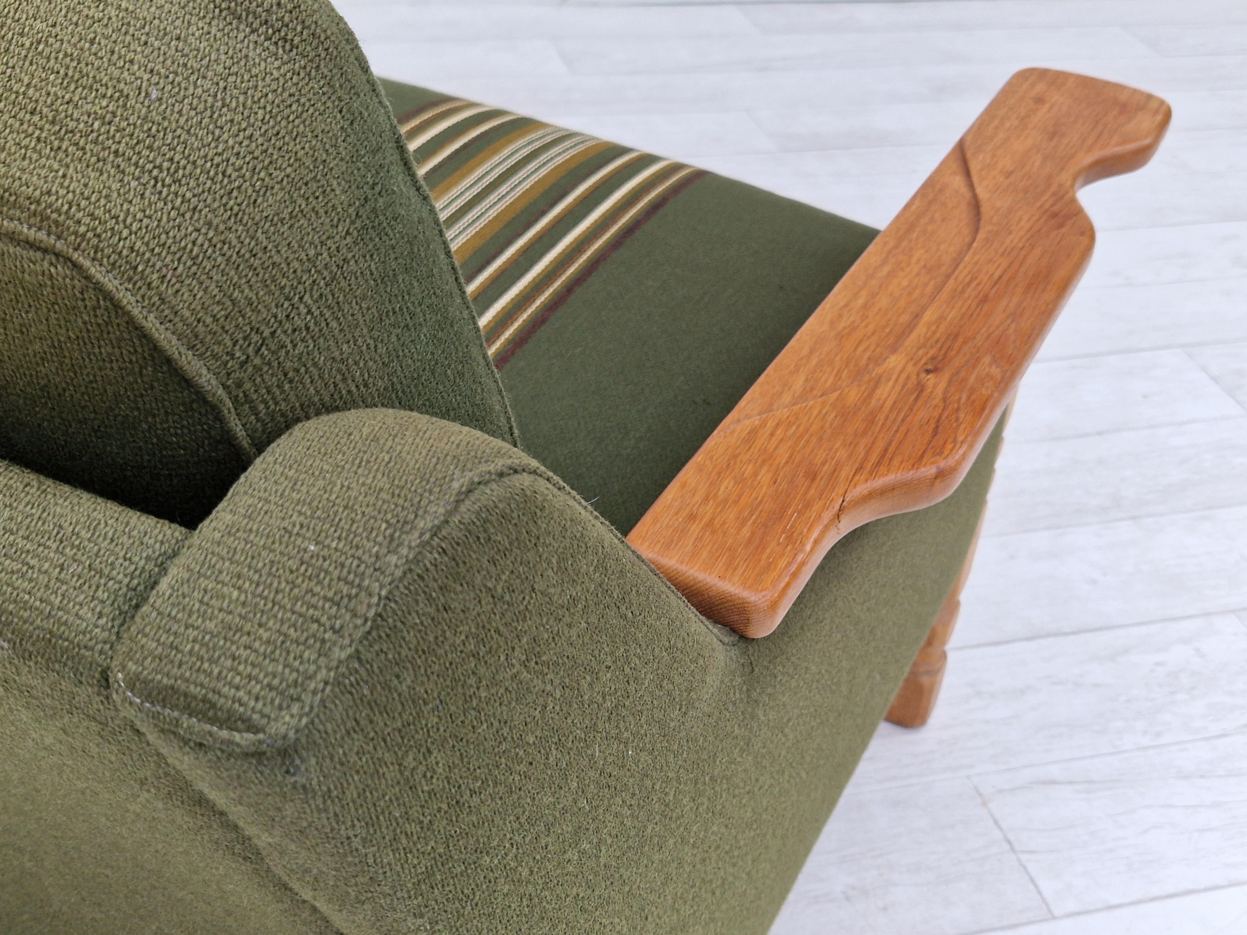 1970s, Danish design, lounge chair in green furniture wool, oak wood. For Sale 10