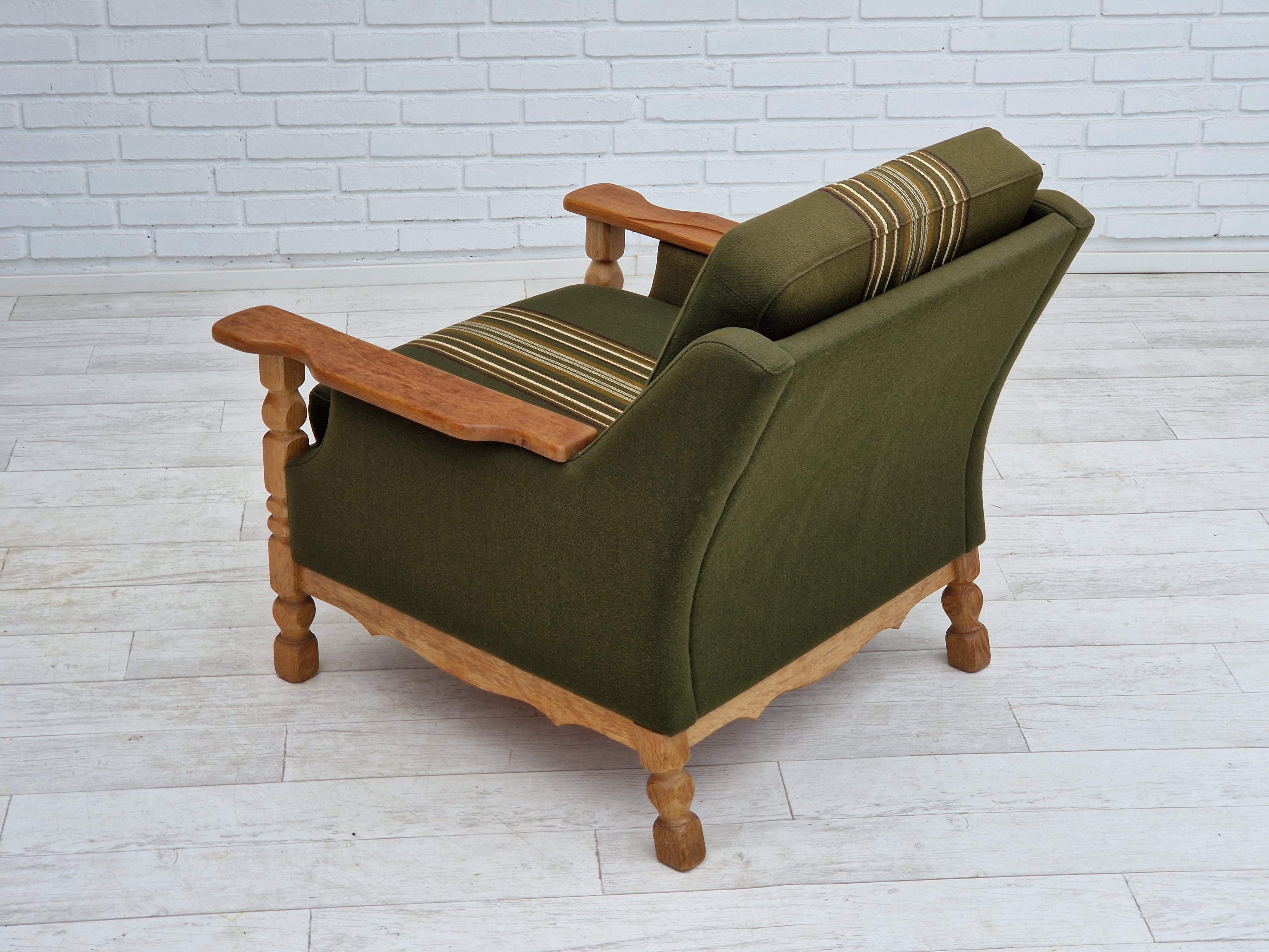 1970s, Danish design, lounge chair in green furniture wool, oak wood. For Sale 1