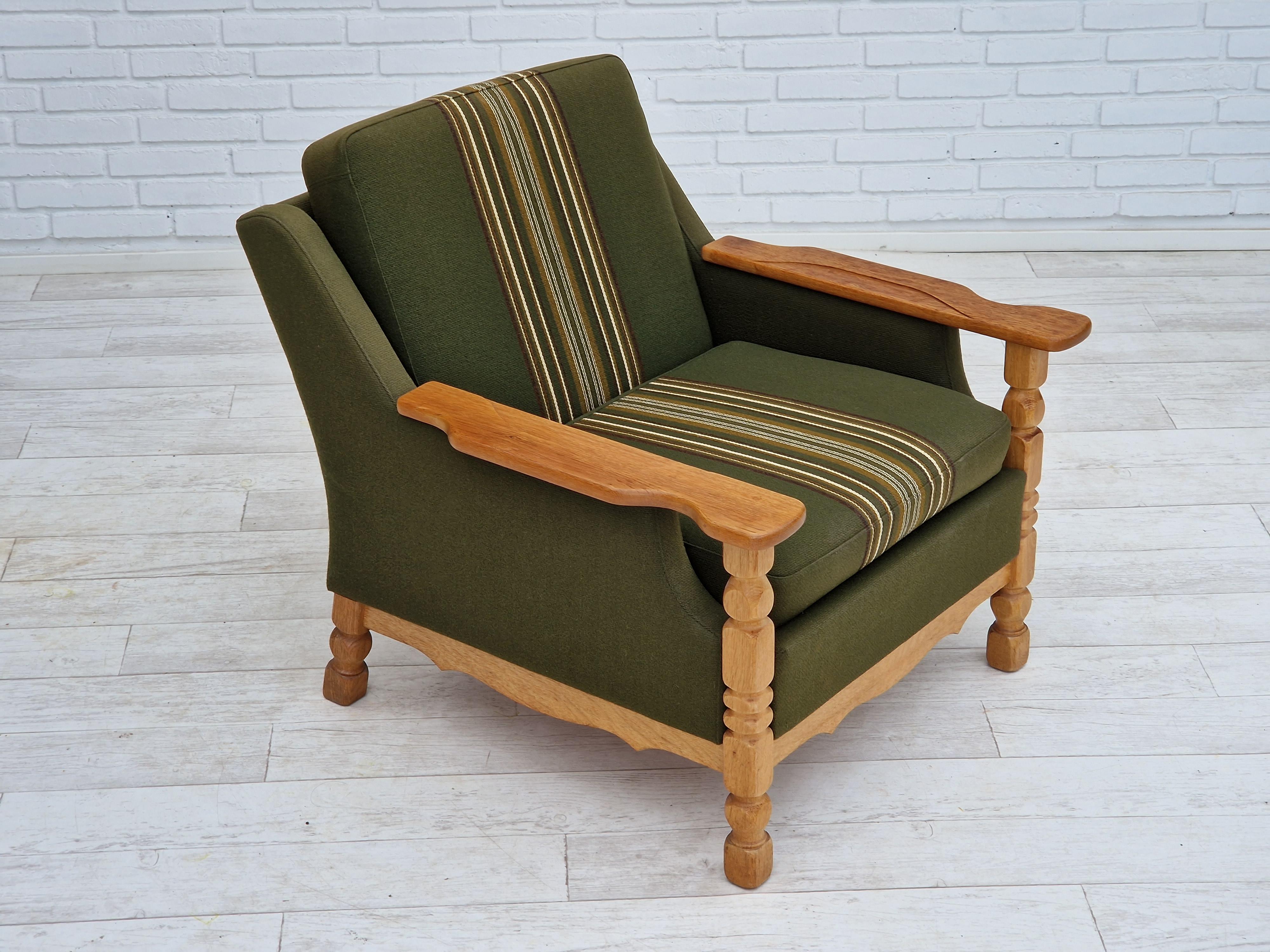 1970s, Danish design, lounge chair in green furniture wool, oak wood. For Sale 2
