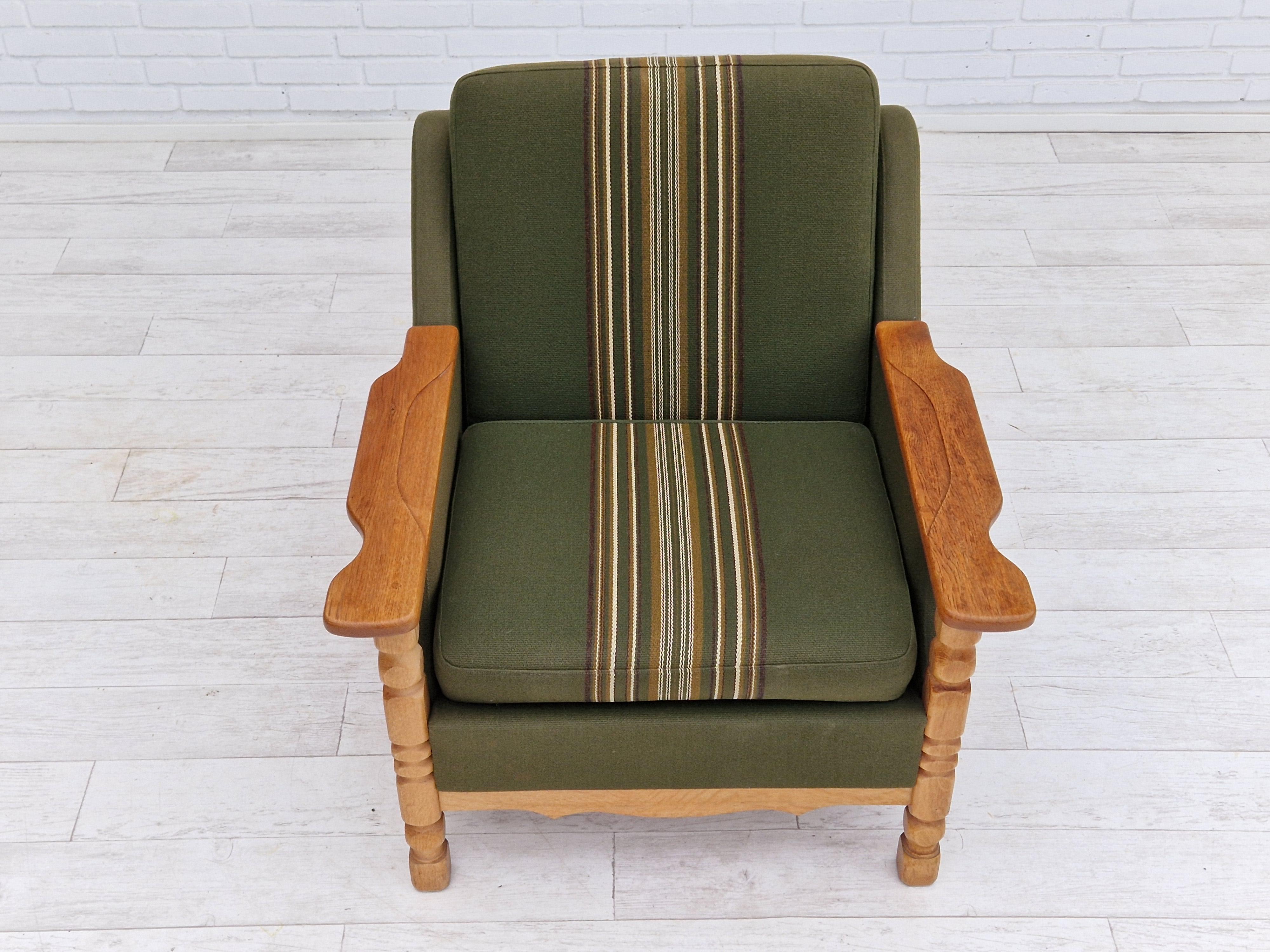1970s, Danish design, lounge chair in green furniture wool, oak wood. For Sale 3