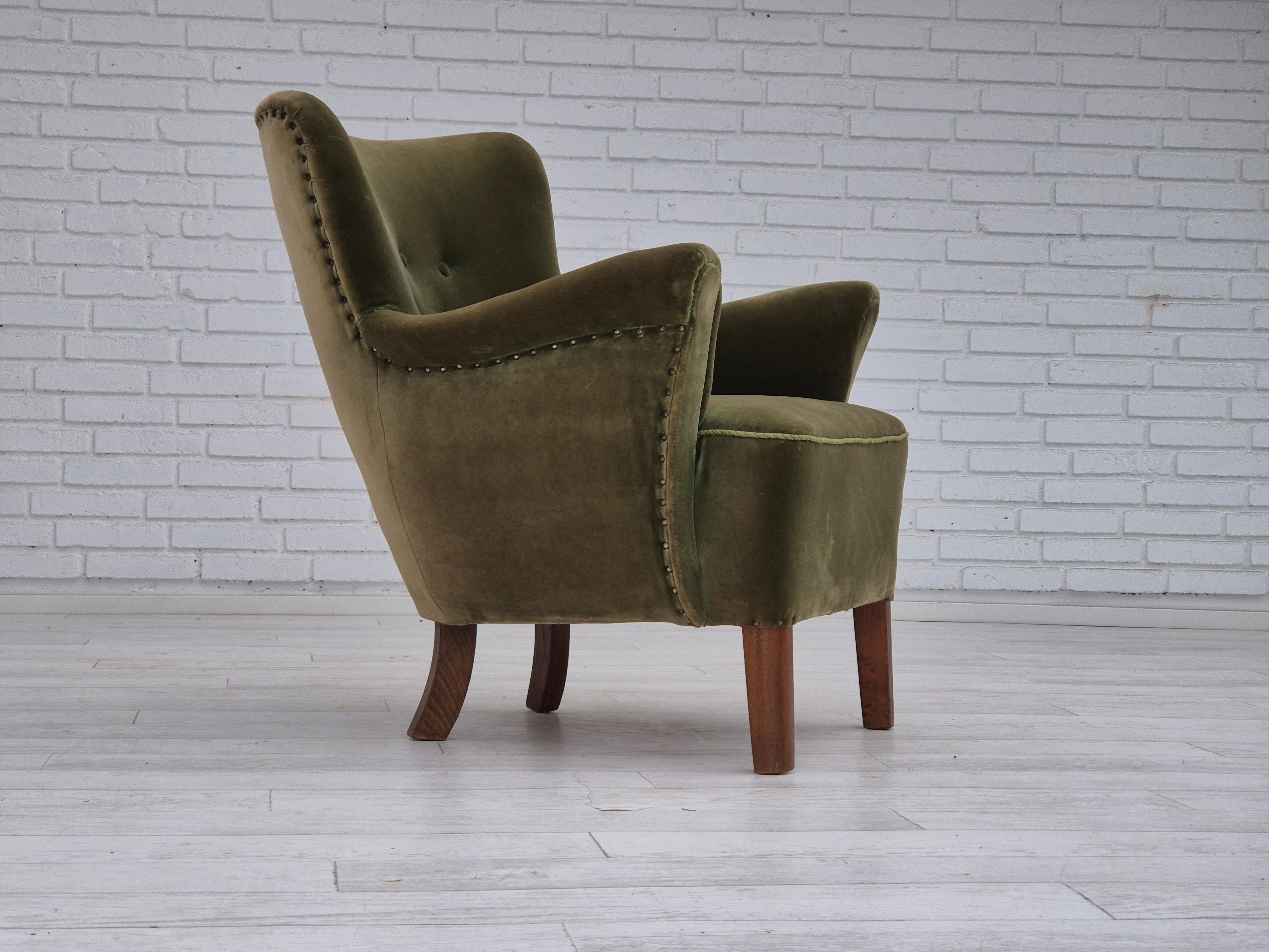 Anni '70, design danese. Sedia a sdraio in buone condizioni originali: nessun odore e nessuna macchia. Velluto originale verde chiaro, gambe in legno di faggio, molle in ottone nella seduta. Prodotto da un produttore di mobili danese intorno agli