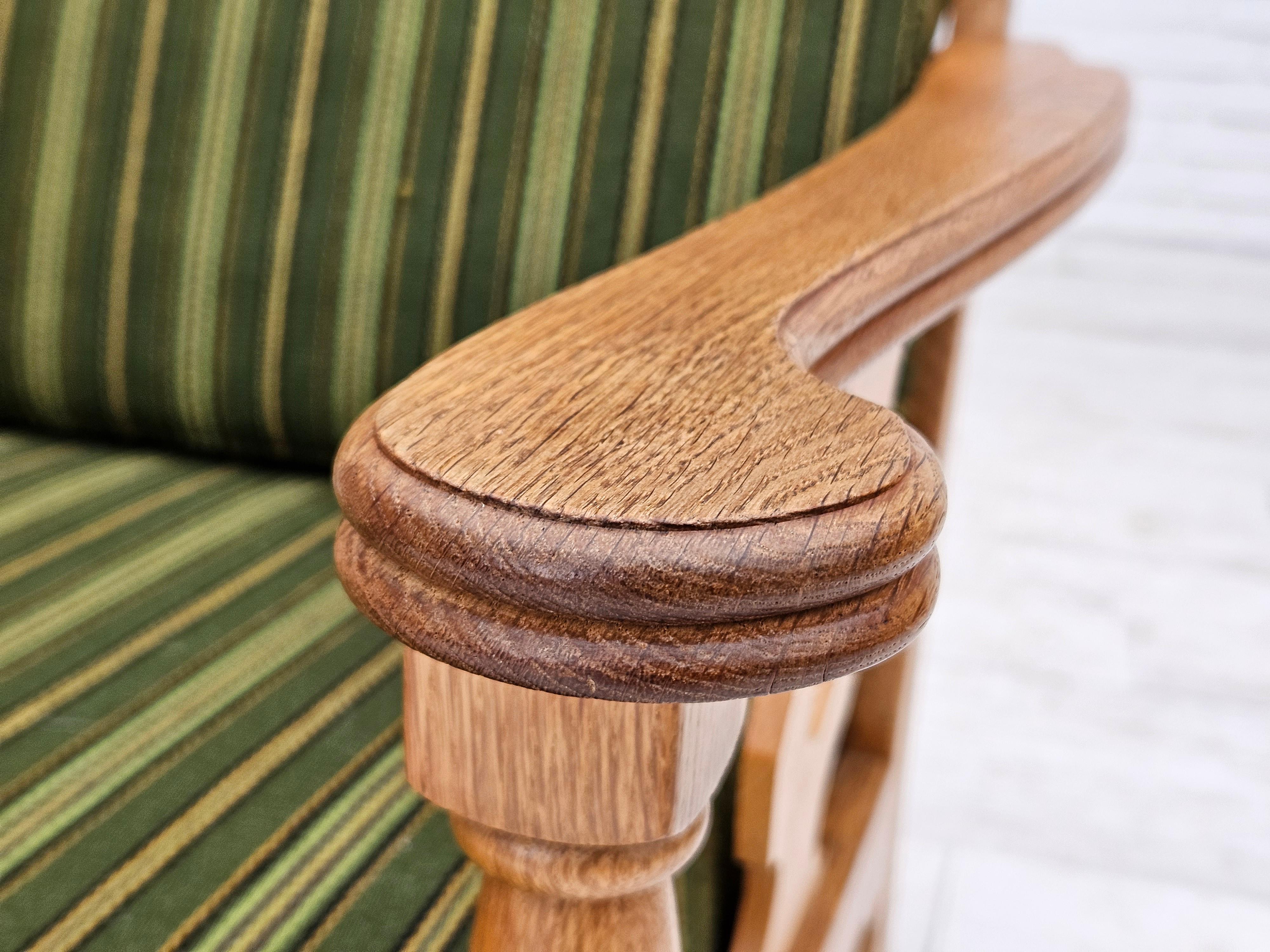 Années 1970, Design/One, fauteuil en bois de chêne en laine d'ameublement, état d'origine. en vente 2