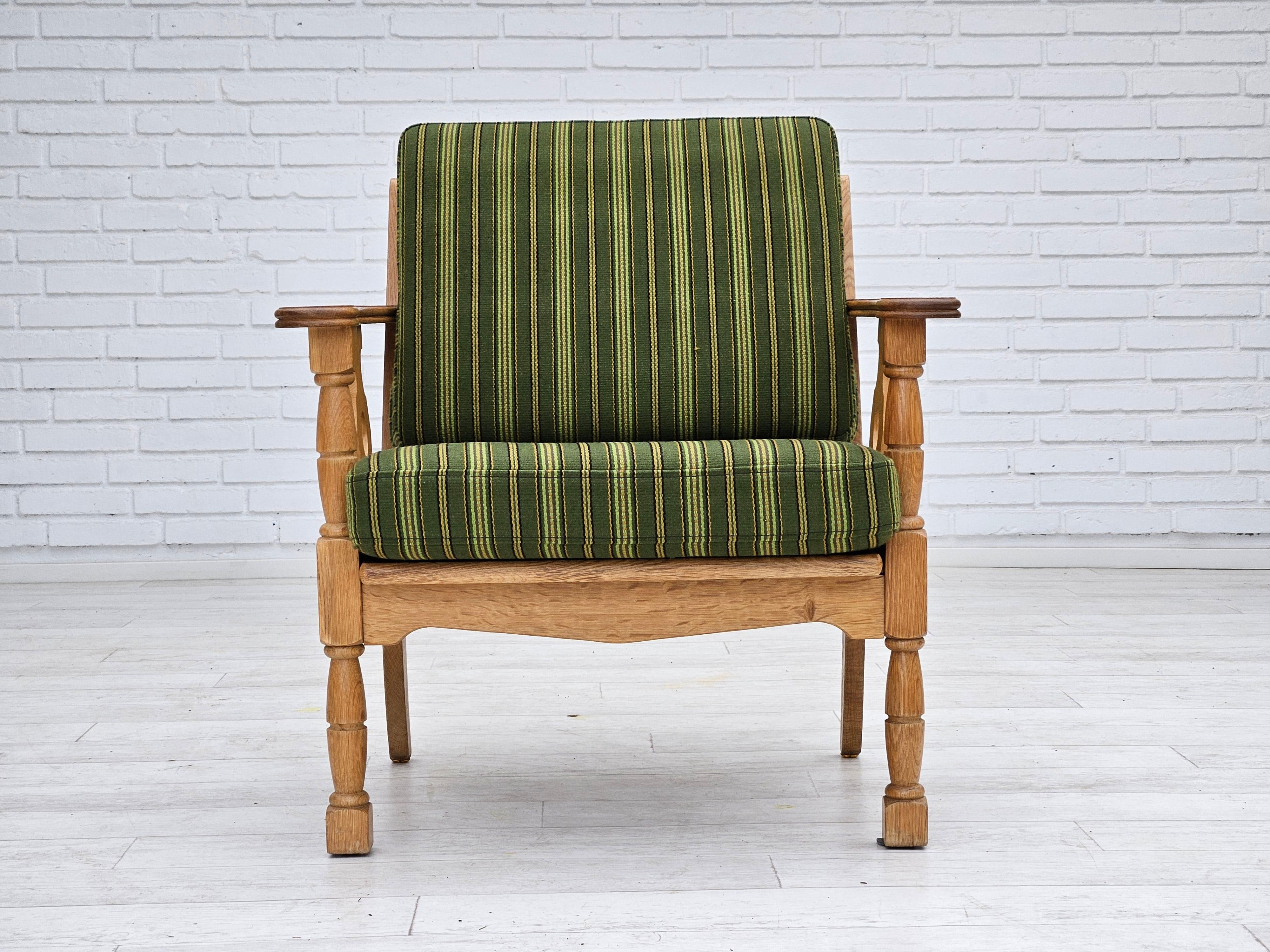 Laqué Années 1970, Design/One, fauteuil en bois de chêne en laine d'ameublement, état d'origine. en vente
