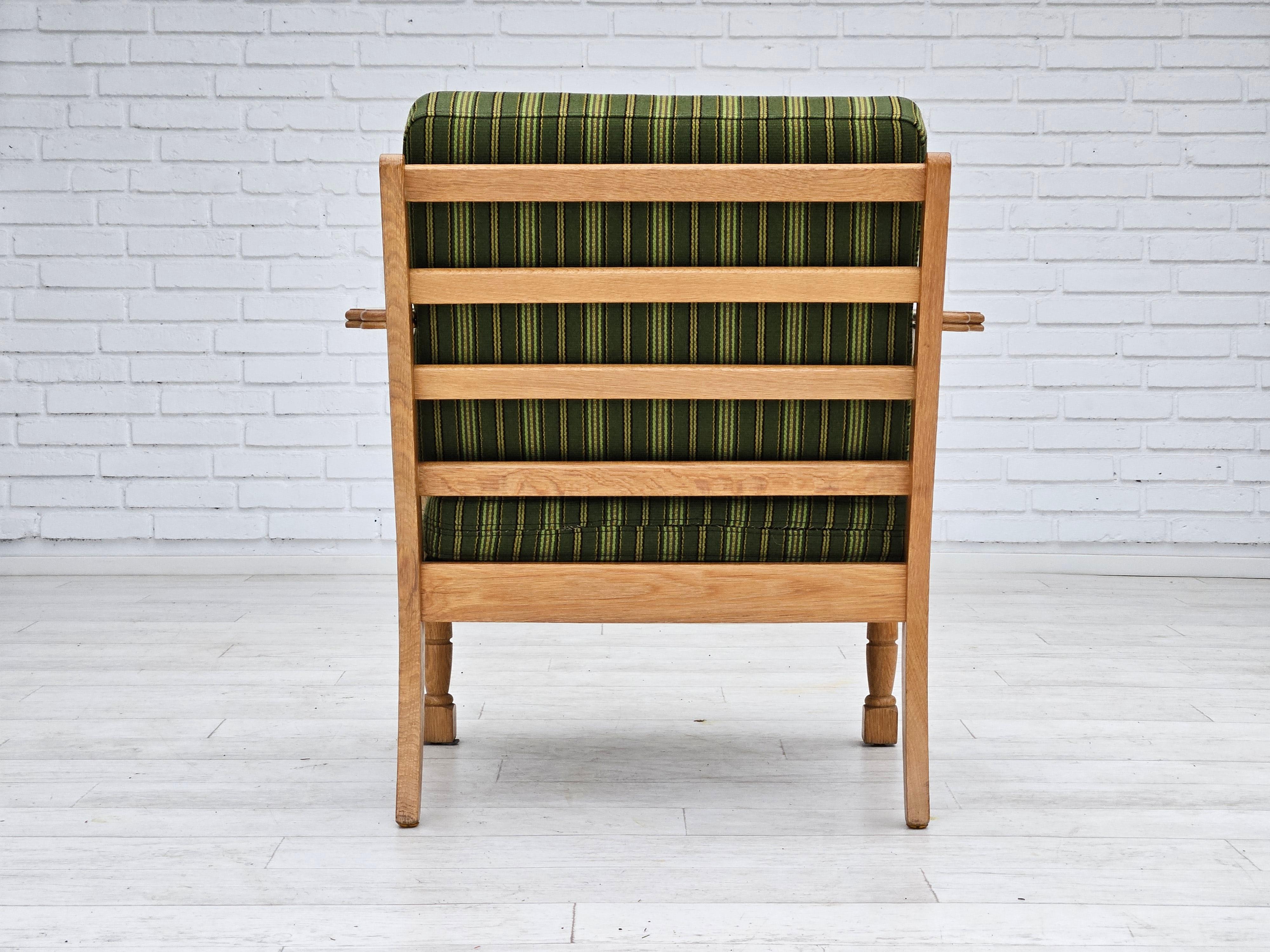 Laine Années 1970, Design/One, fauteuil en bois de chêne en laine d'ameublement, état d'origine. en vente