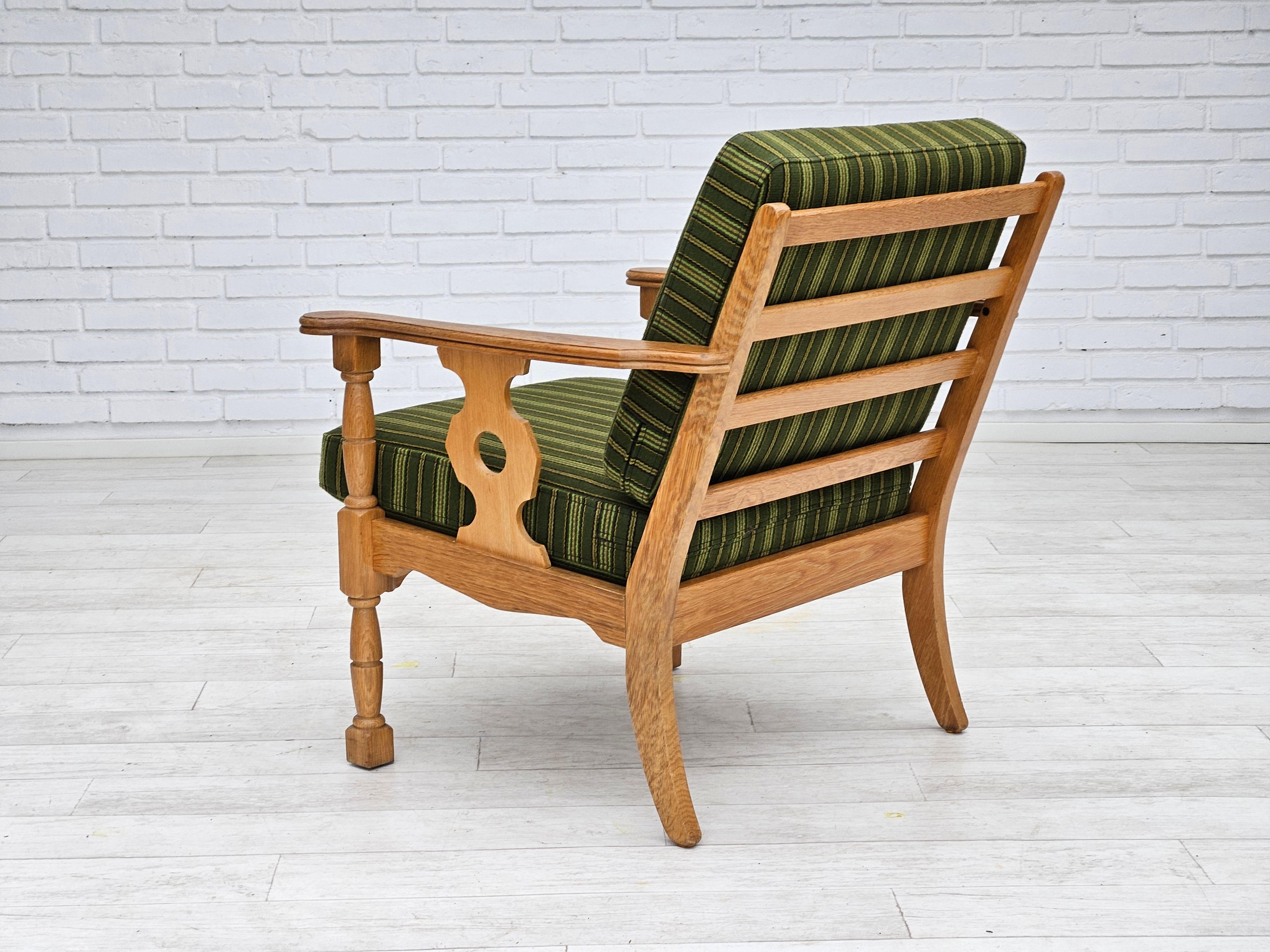 Années 1970, Design/One, fauteuil en bois de chêne en laine d'ameublement, état d'origine. en vente 1