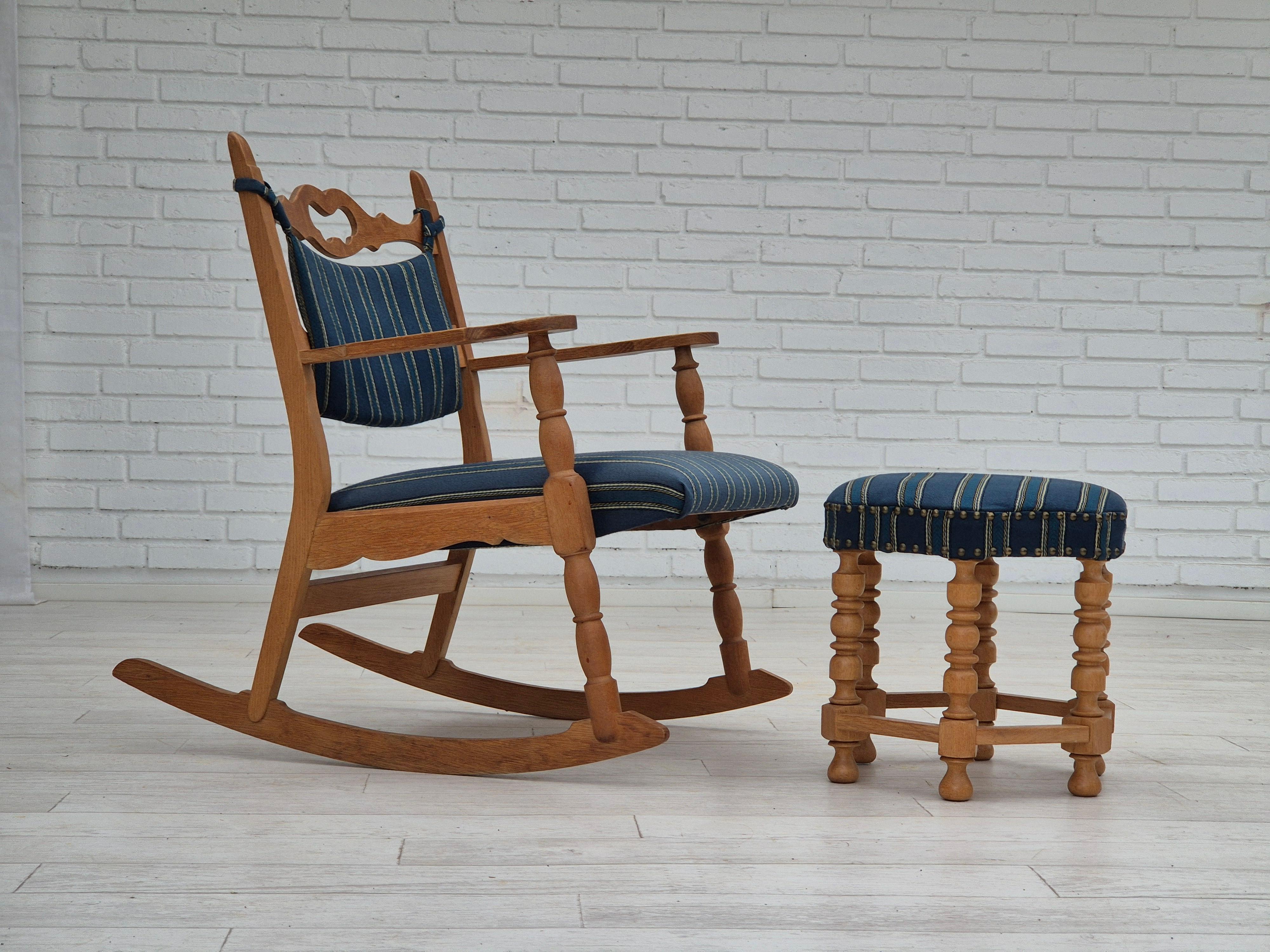 1970, fauteuil à bascule danois avec pouf. Très bon état d'origine : pas d'odeurs ni de taches. Bois de chêne, laine bleue pour meubles. Fabriqué par un fabricant de meubles danois dans les années 1965-70.