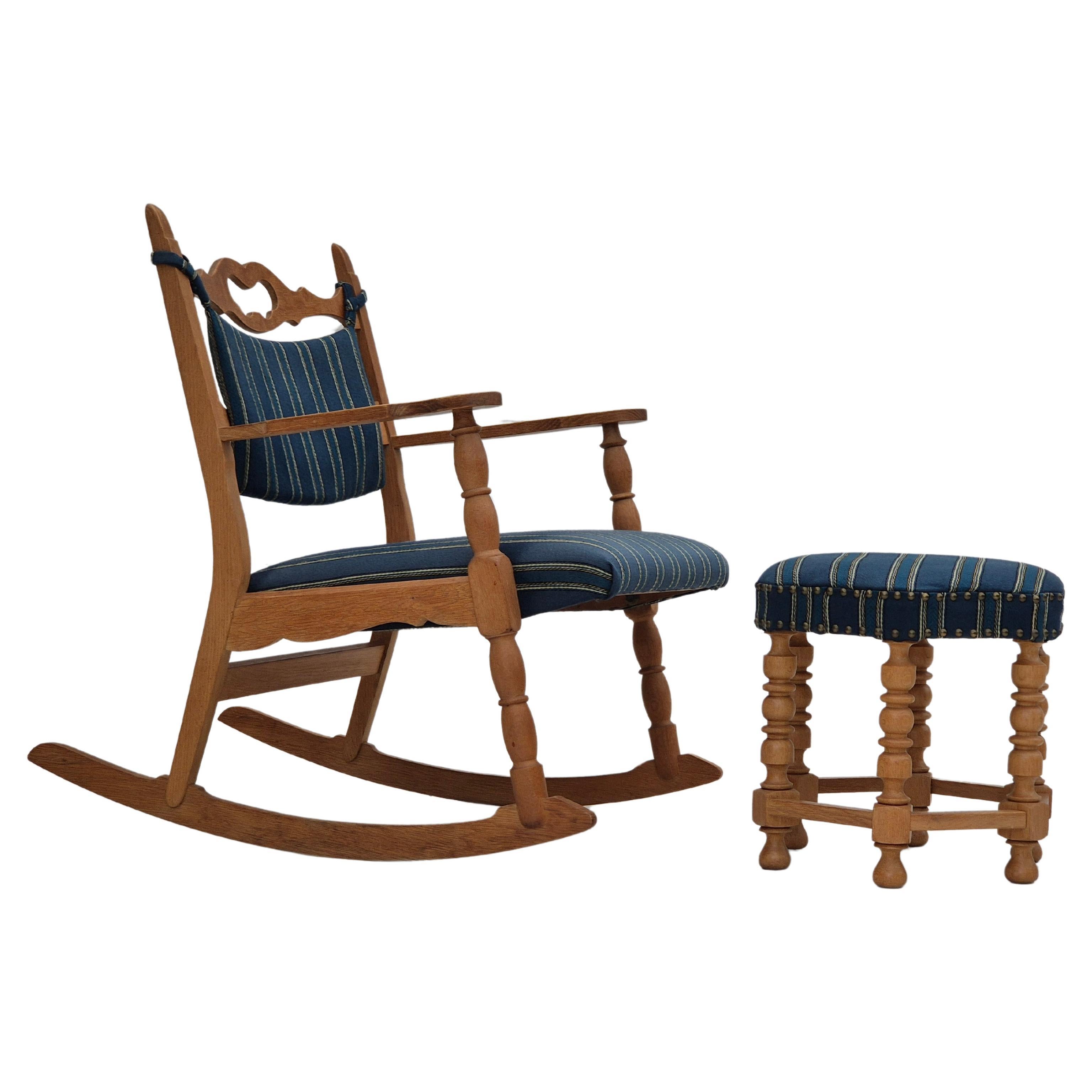 1970, Design/One, chaise à bascule en bois d'Oak Oak avec pouf, meubles en laine.