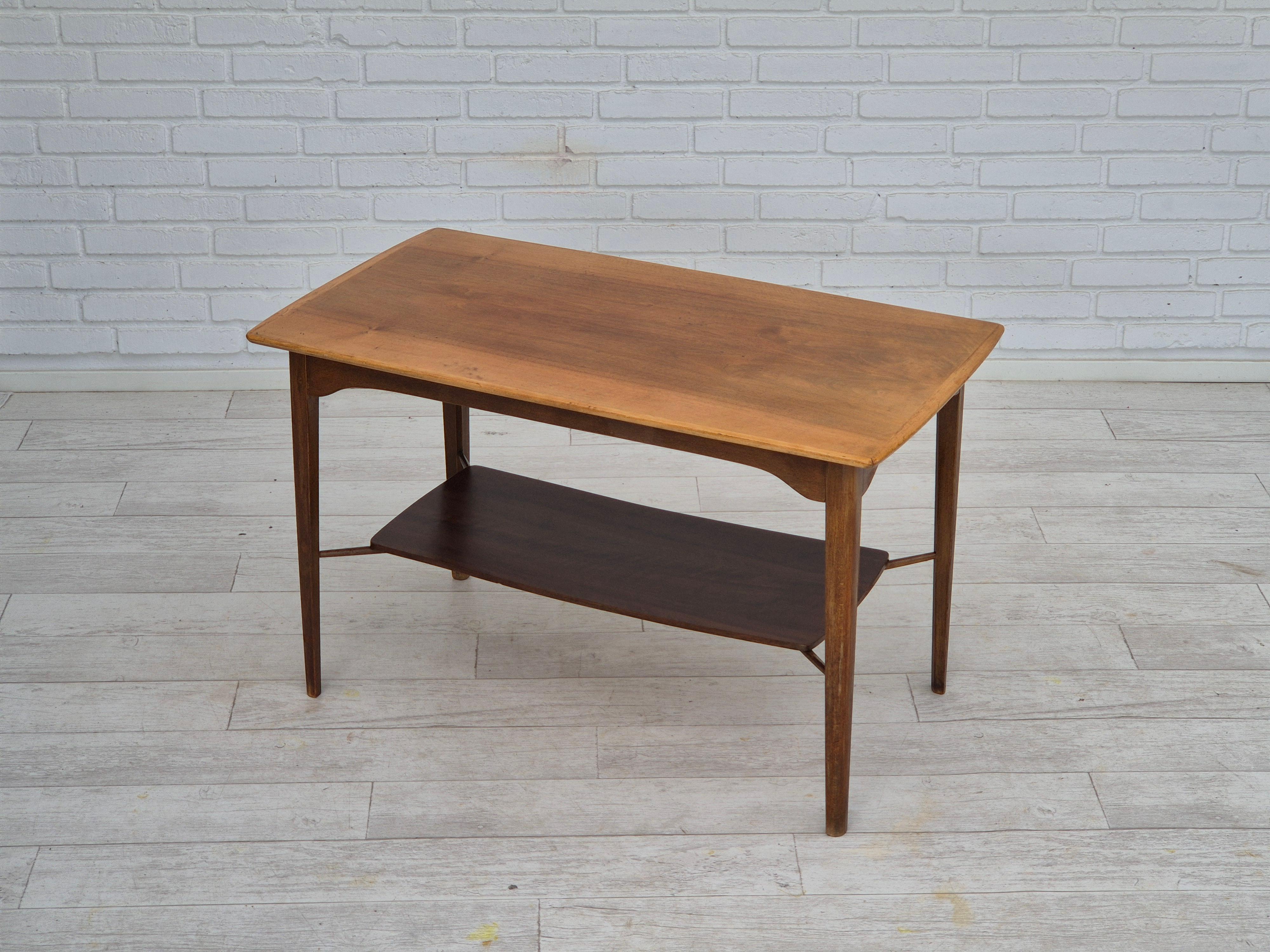 1970, table basse danoise en bois de teck. Pieds en hêtre. Bon état d'origine : pas d'odeurs ni de taches, construction stable. Fabriqué par un fabricant de meubles danois vers les années 1970.