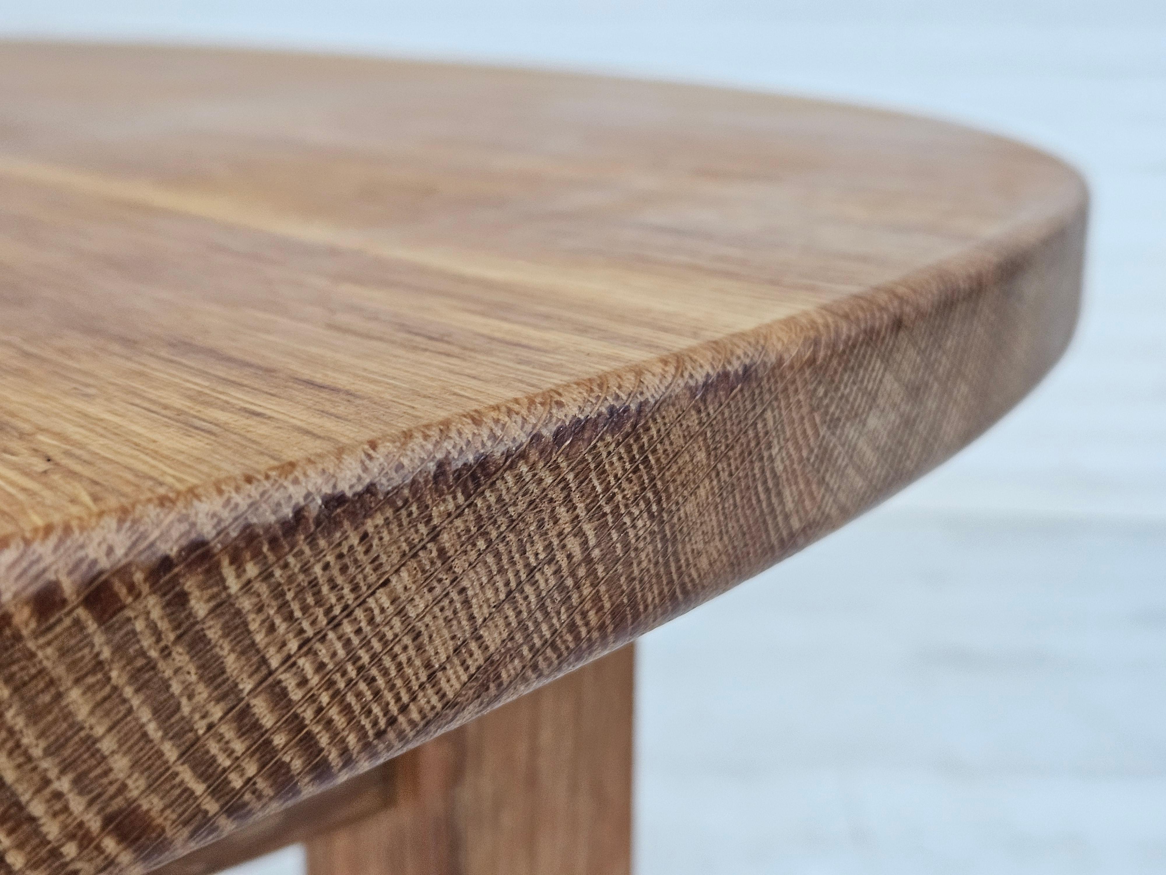 Scandinavian Modern 1970s, Danish dining table, solid oak wood, original condition. For Sale