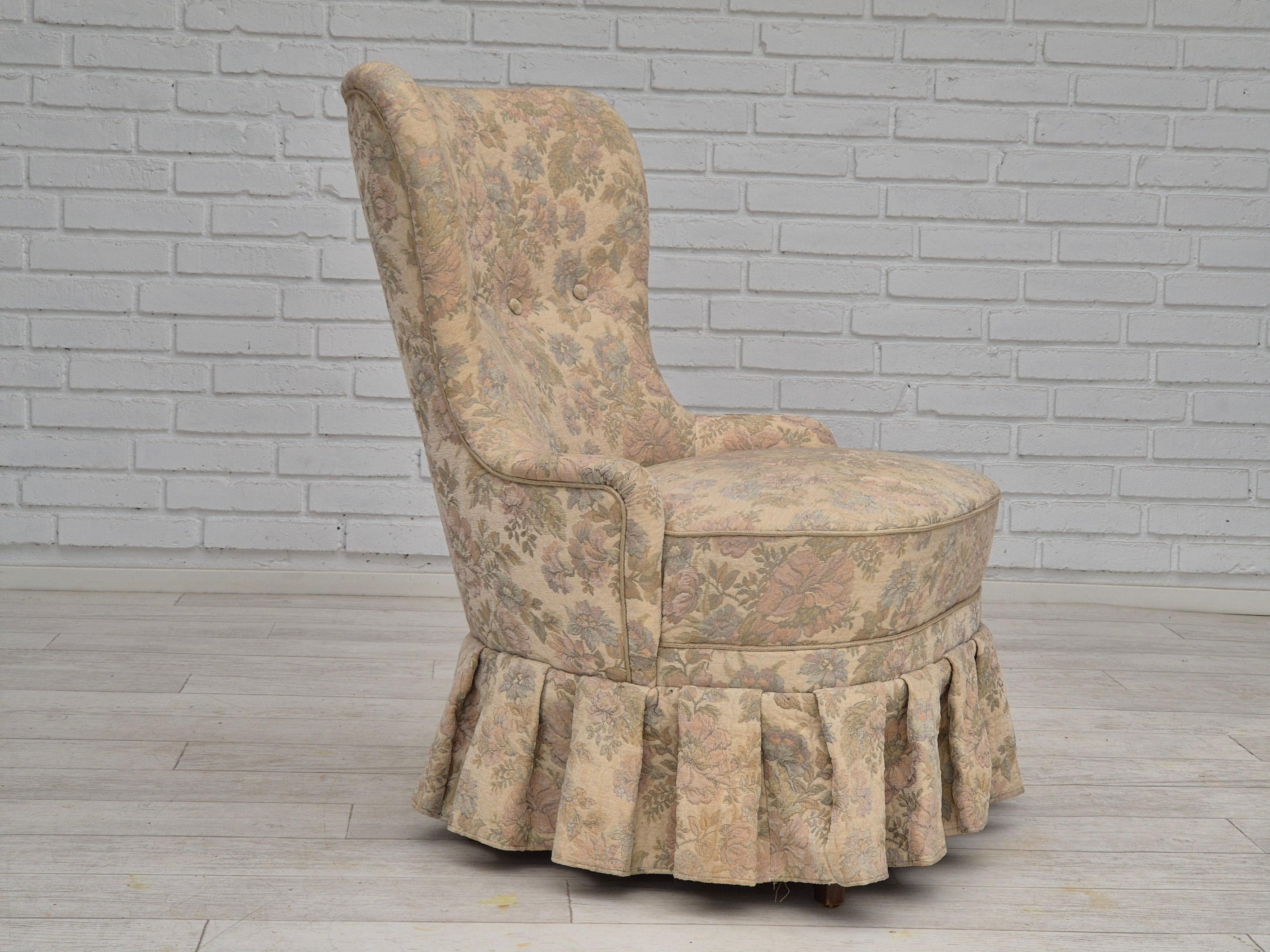 Chaise d'appoint danoise des années 1970 en très bon état d'origine : pas d'odeurs, pas de taches, construction stable. Meuble floral original en velours, pieds en bois de hêtre, ressorts dans l'assise. Fabriqué par un fabricant de meubles danois