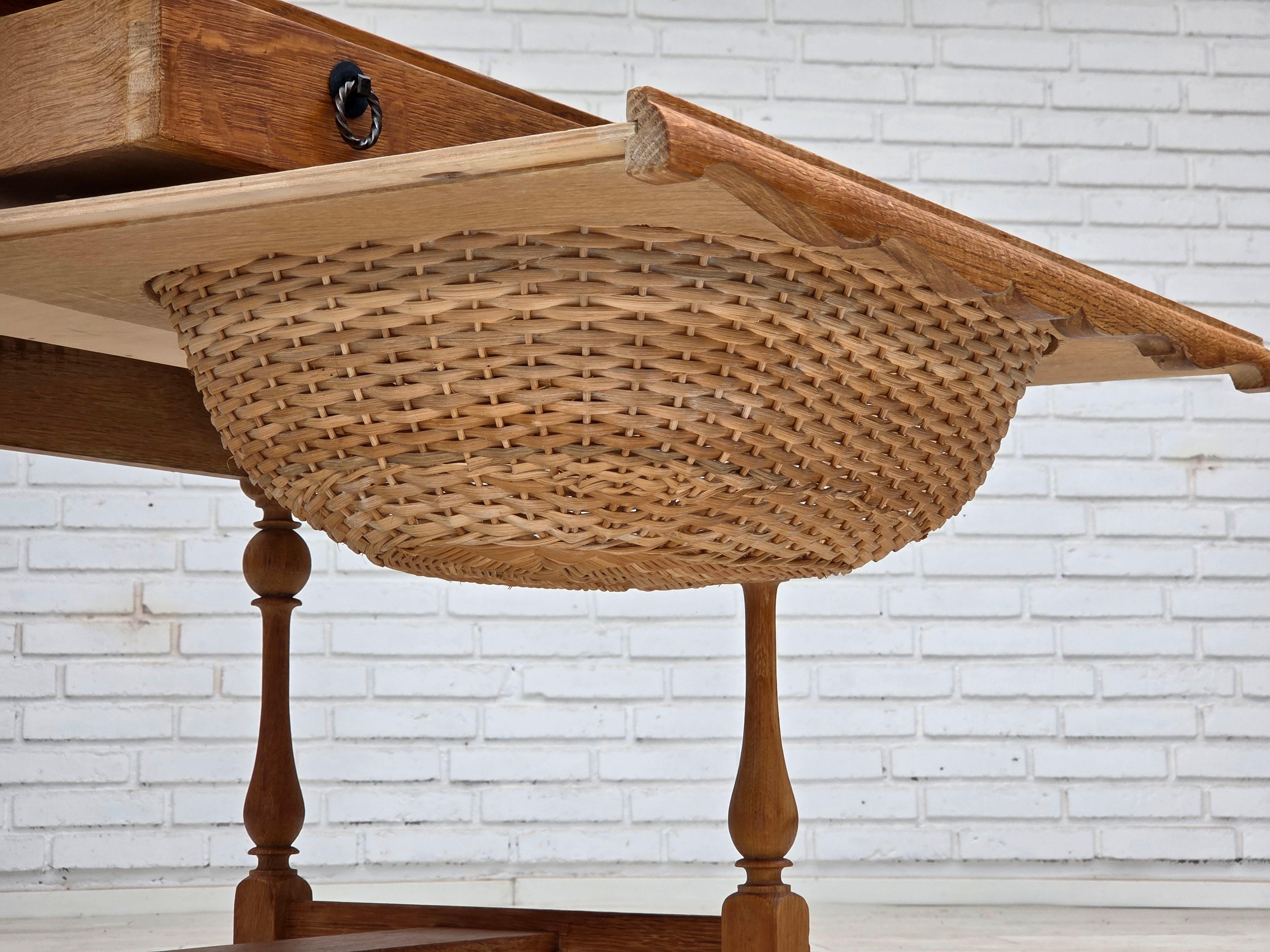 1970, table basse pliante danoise, bois de chêne, rotin, état d'origine. en vente 3